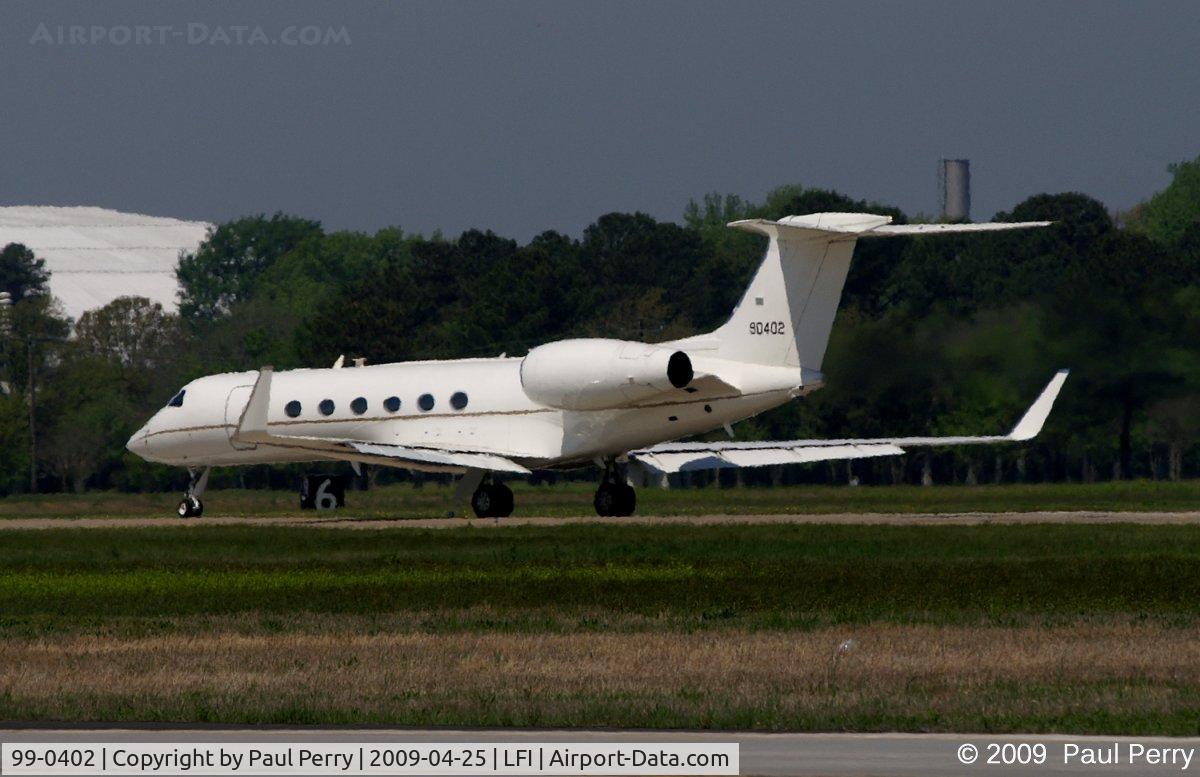99-0402, 2000 Gulfstream Aerospace C-37A (Gulfstream V) C/N 571, USAF Chief of Staff getting ready to leave the airshow