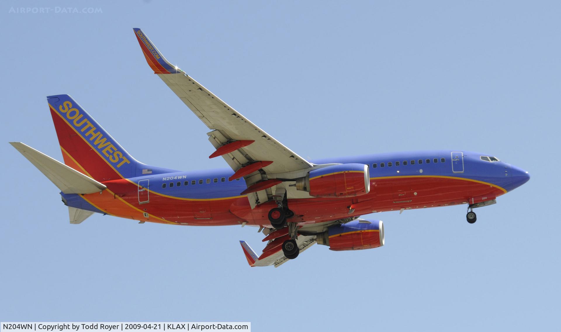 N204WN, 2005 Boeing 737-7H4 C/N 29855, Landing 24R at LAX