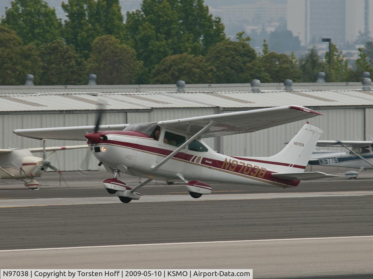 N97038, Cessna 182 Skylane C/N 18266947, N97038 departing from RWY 21