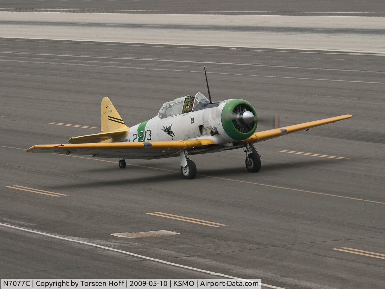 N7077C, 1939 North American SNJ-4 Texan C/N 88-13376, N7077C taxiing