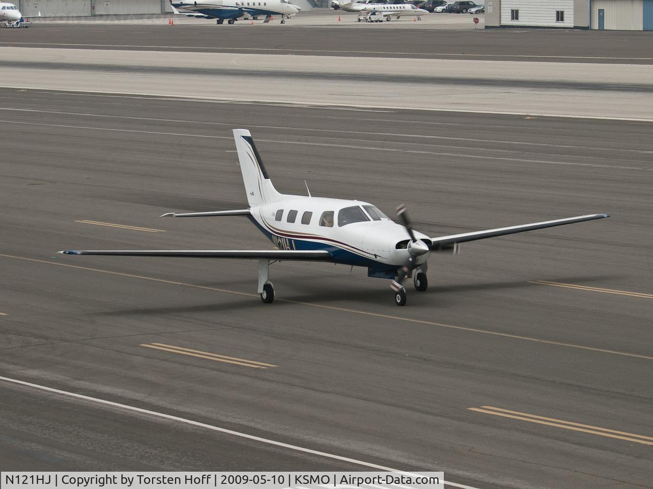 N121HJ, 1985 Piper PA-46-310P Malibu C/N 46-8508105, N121HJ taxiing