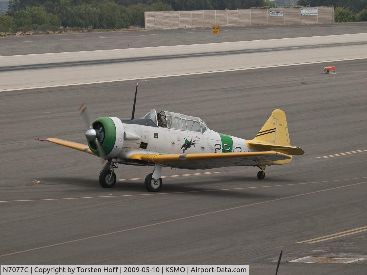 N7077C, 1939 North American SNJ-4 Texan C/N 88-13376, N7077C taxiing