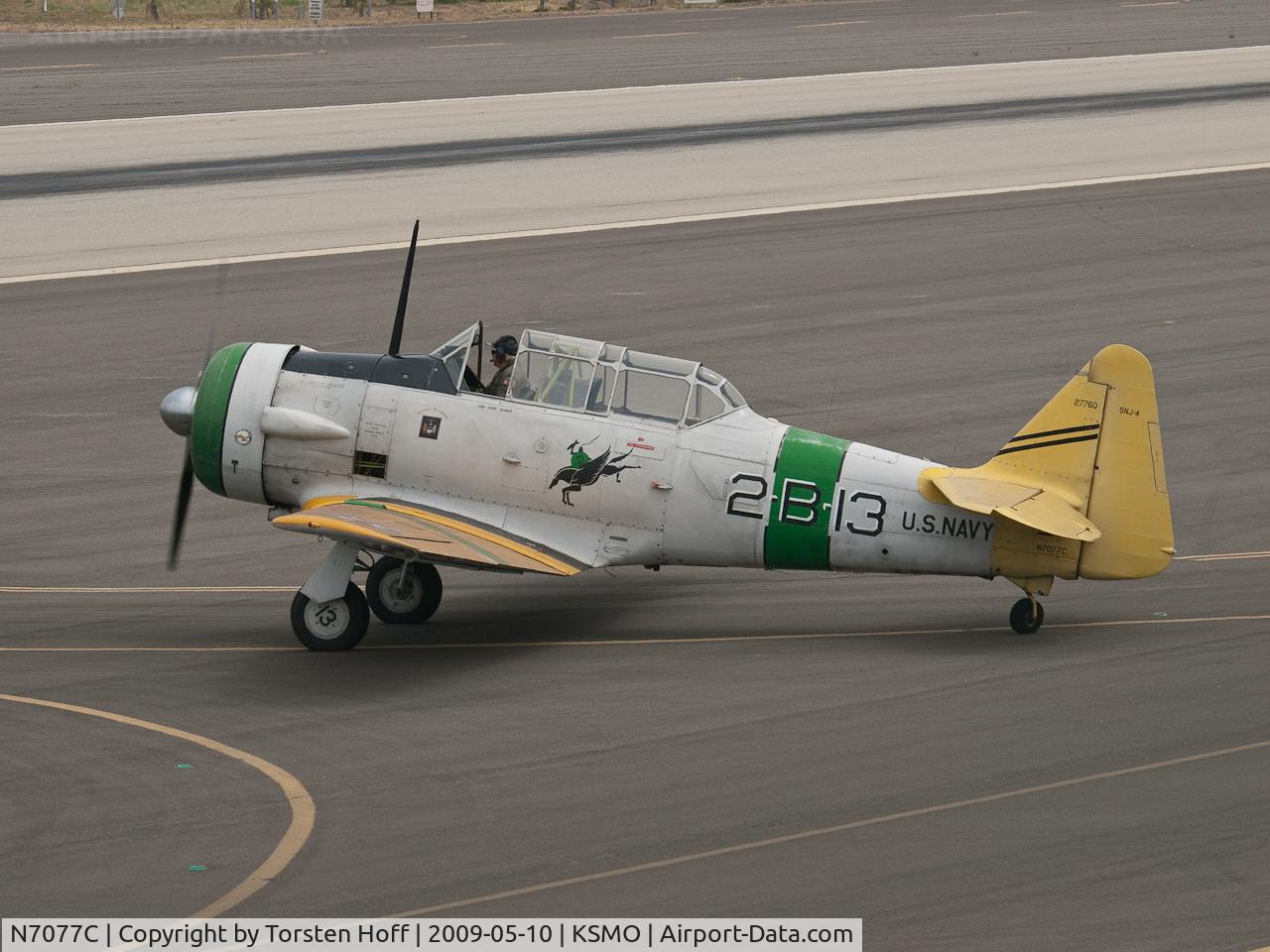 N7077C, 1939 North American SNJ-4 Texan C/N 88-13376, N7077C taxiing