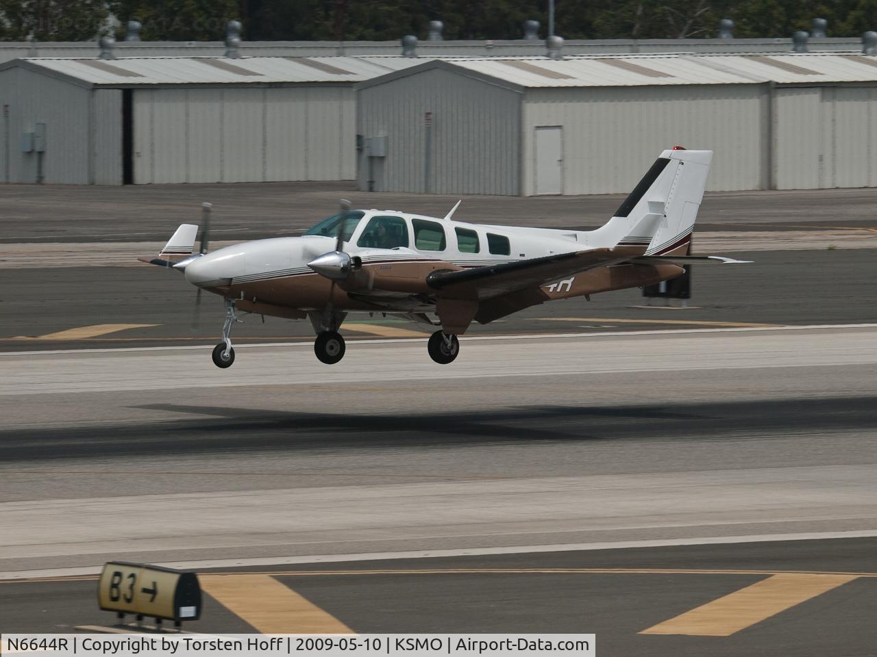 N6644R, 1974 Beech 58 Baron C/N TH-544, N6644R arriving on RWY 21
