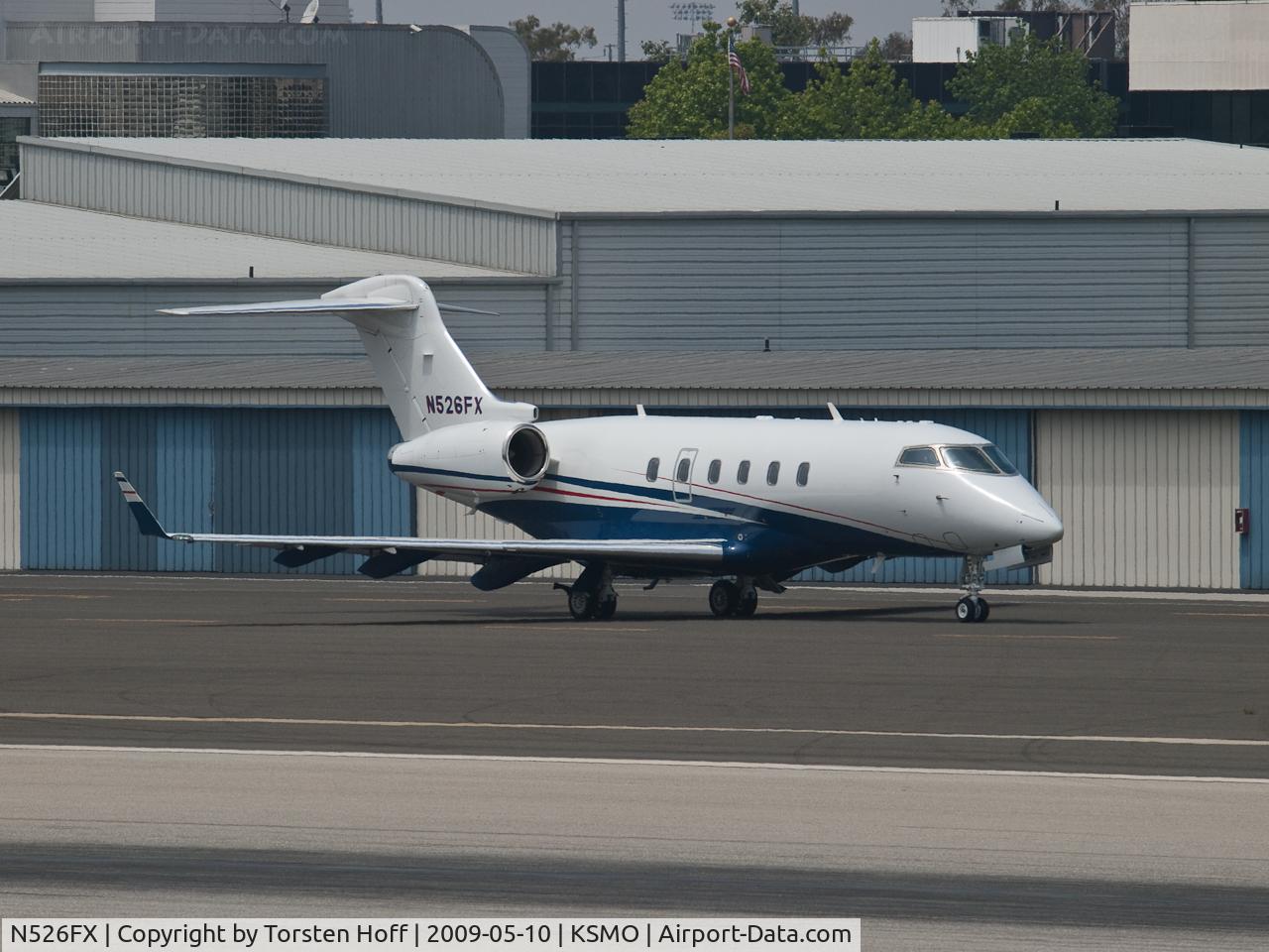 N526FX, 2006 Bombardier Challenger 300 (BD-100-1A10) C/N 20118, N526FX taxiing
