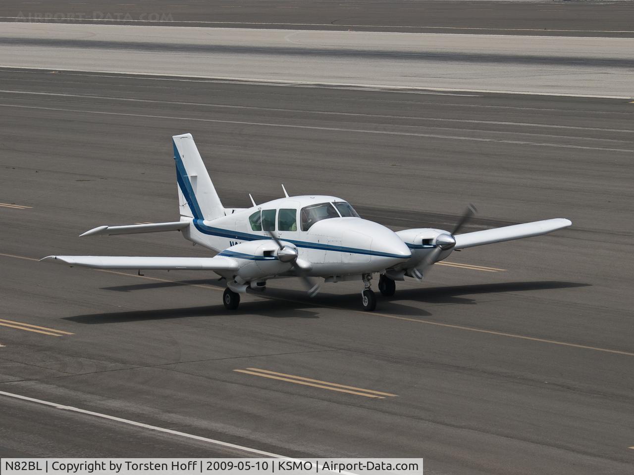N82BL, Piper PA-23-250 C/N 27-7754049, N82BL taxiing