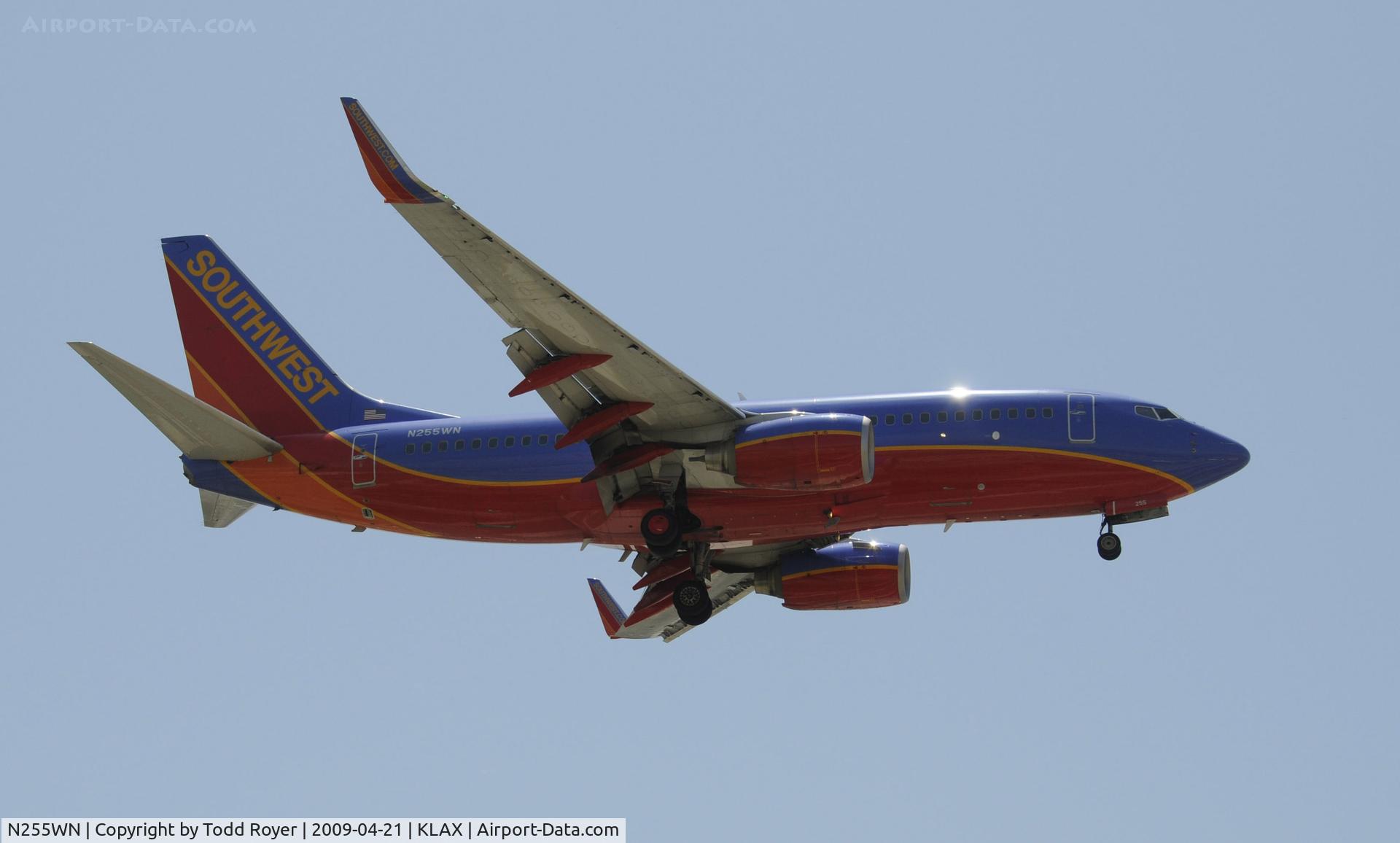 N255WN, 2006 Boeing 737-7H4 C/N 32513, Landing 24R at LAX