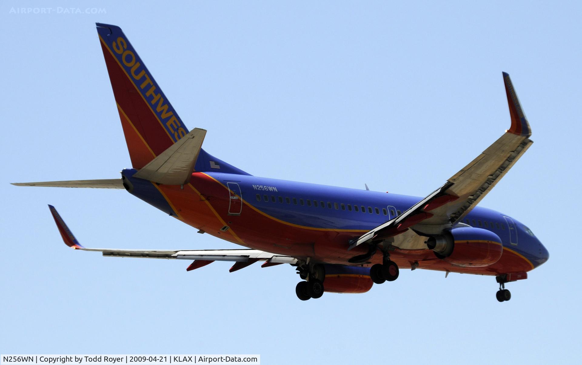N256WN, 2006 Boeing 737-7H4 C/N 32514, Landing 24R at LAX