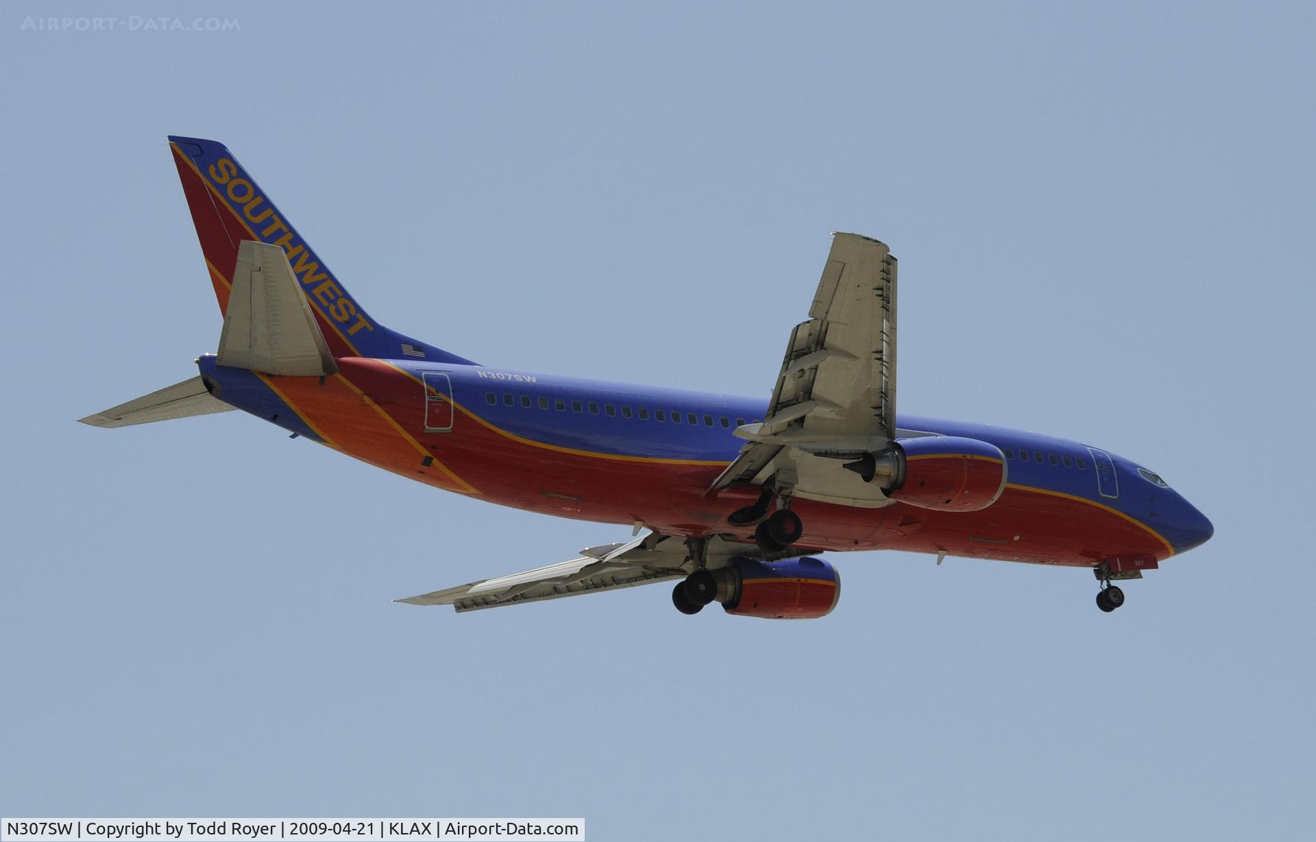 N307SW, 1985 Boeing 737-3H4 C/N 22947, Landing 24R at LAX
