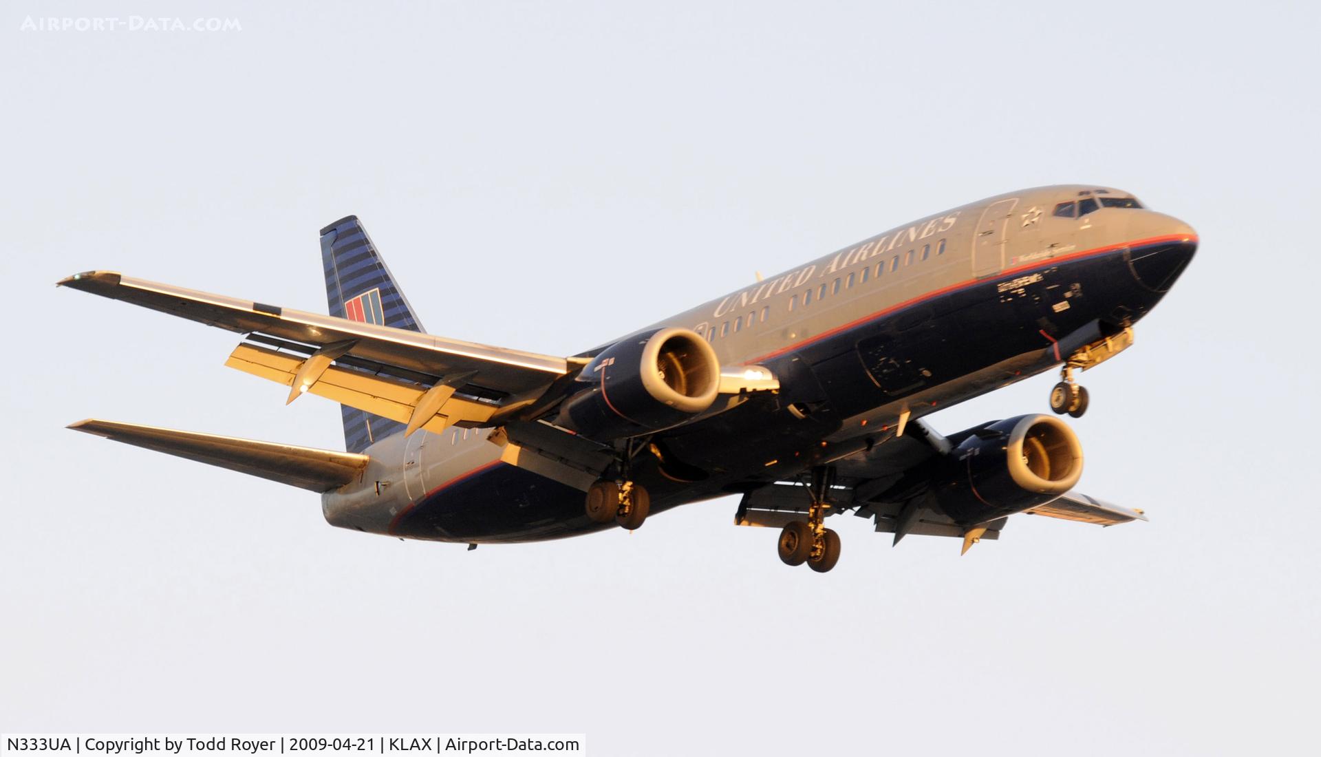 N333UA, 1988 Boeing 737-322 C/N 24228, Landing 24R at LAX