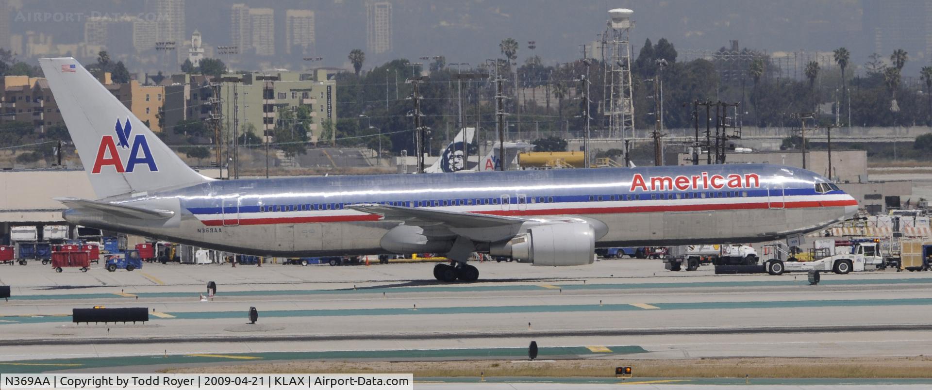 N369AA, 1992 Boeing 767-323 C/N 25196, Taxi to gate