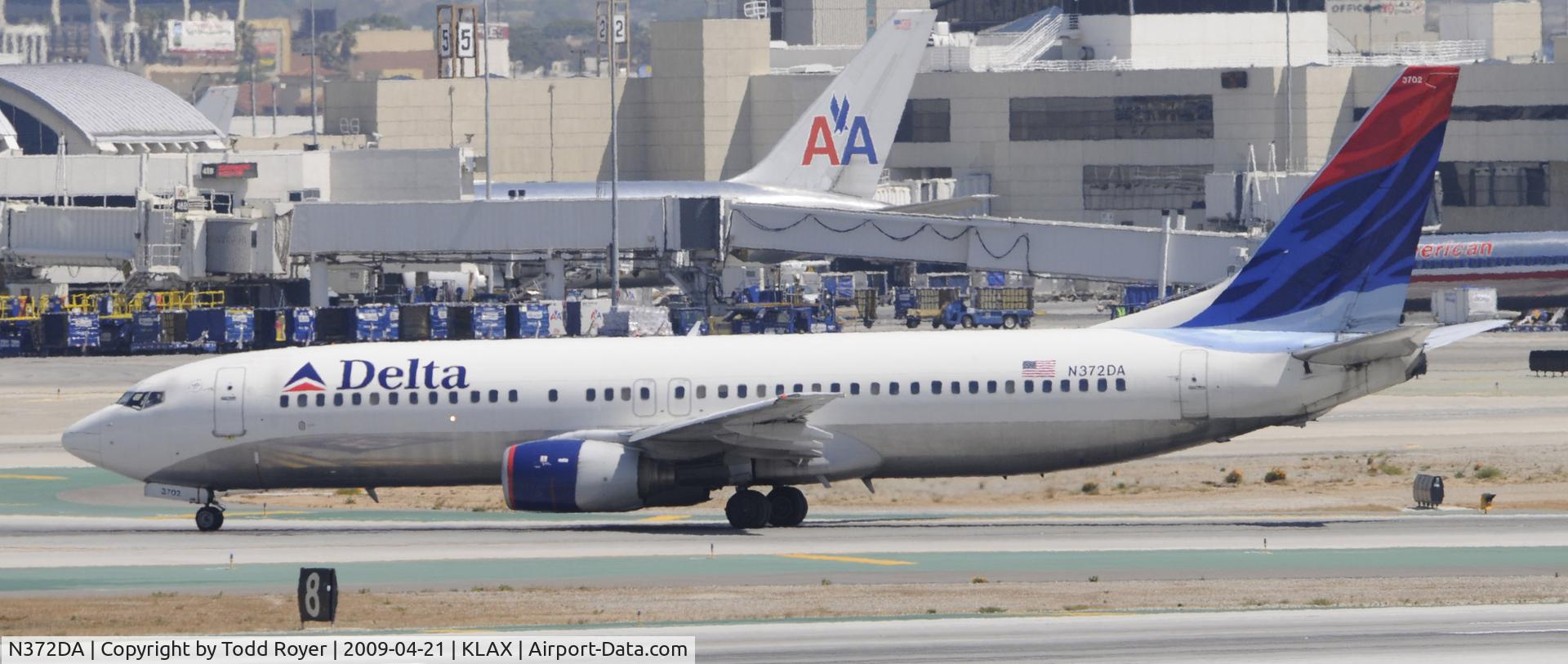 N372DA, 1998 Boeing 737-832 C/N 29620, Taxi to gate