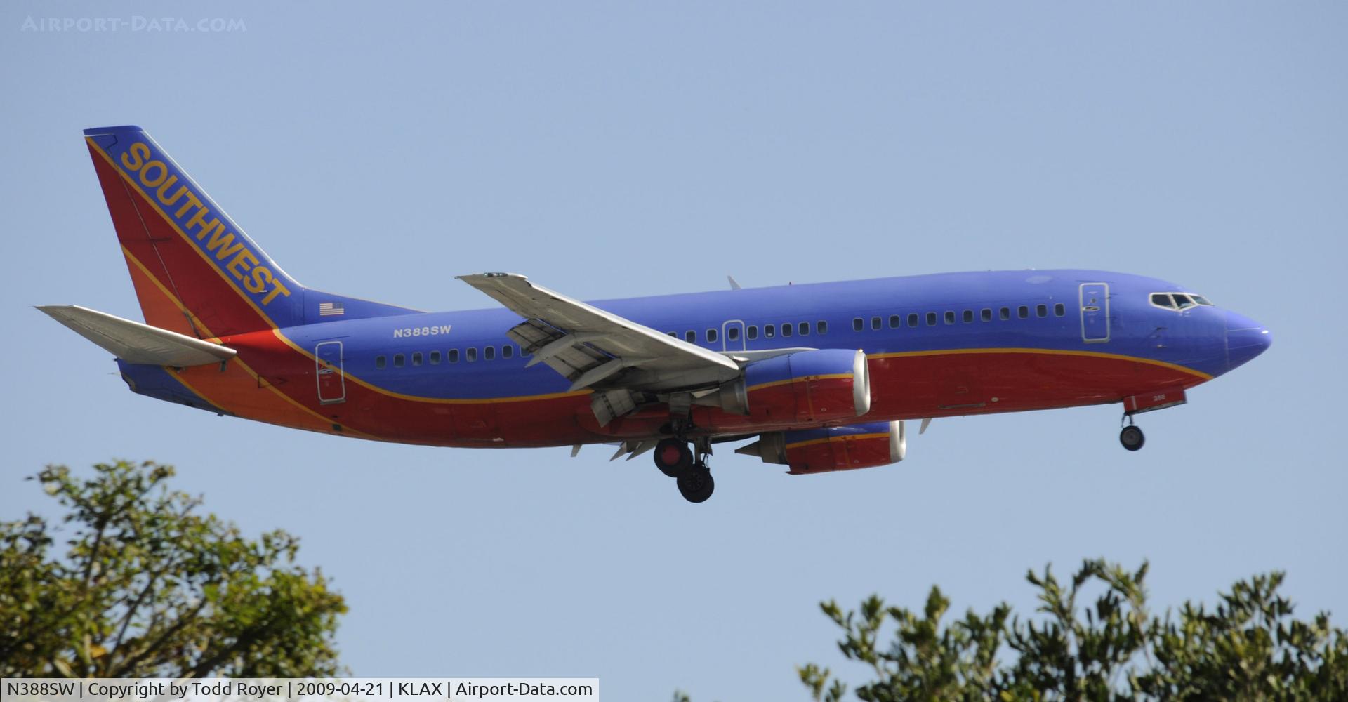 N388SW, 1994 Boeing 737-3H4 C/N 26591, Landing 24L at LAX