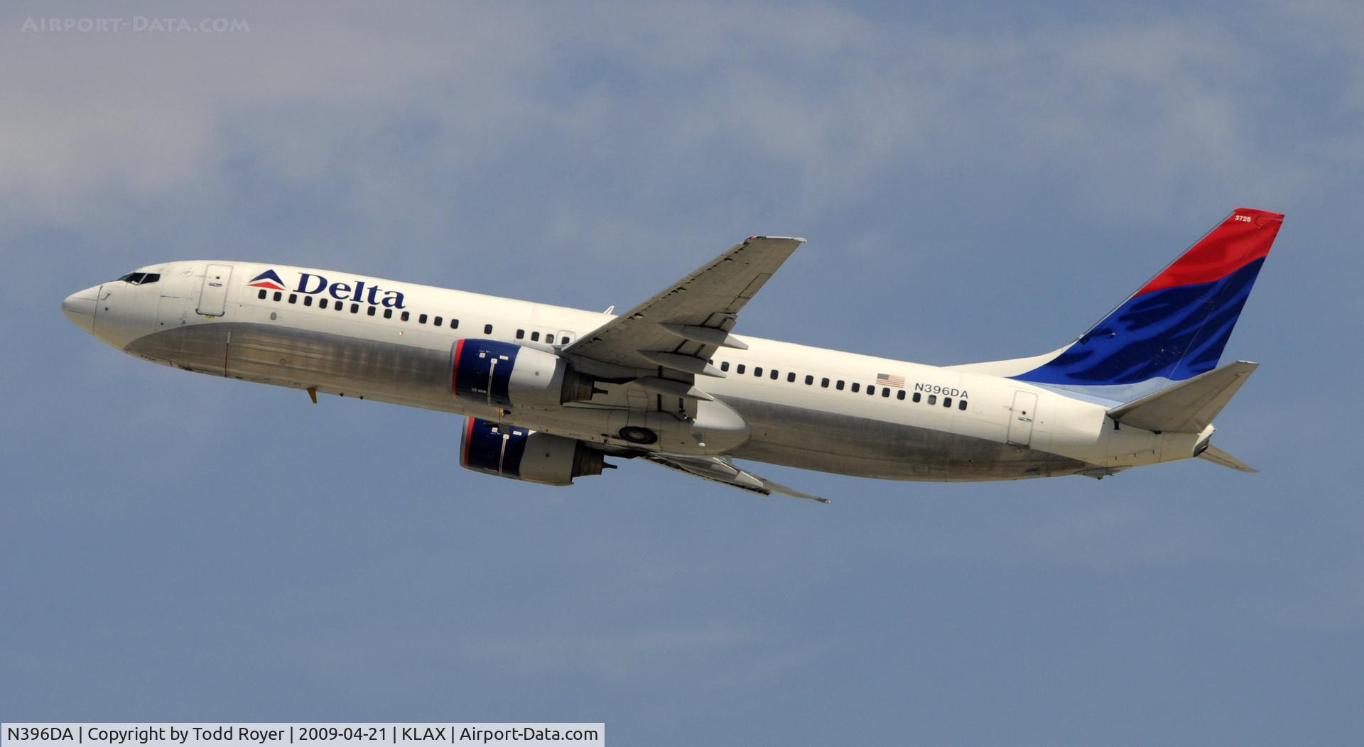 N396DA, 2000 Boeing 737-832 C/N 30378, Departing LAX on 25R