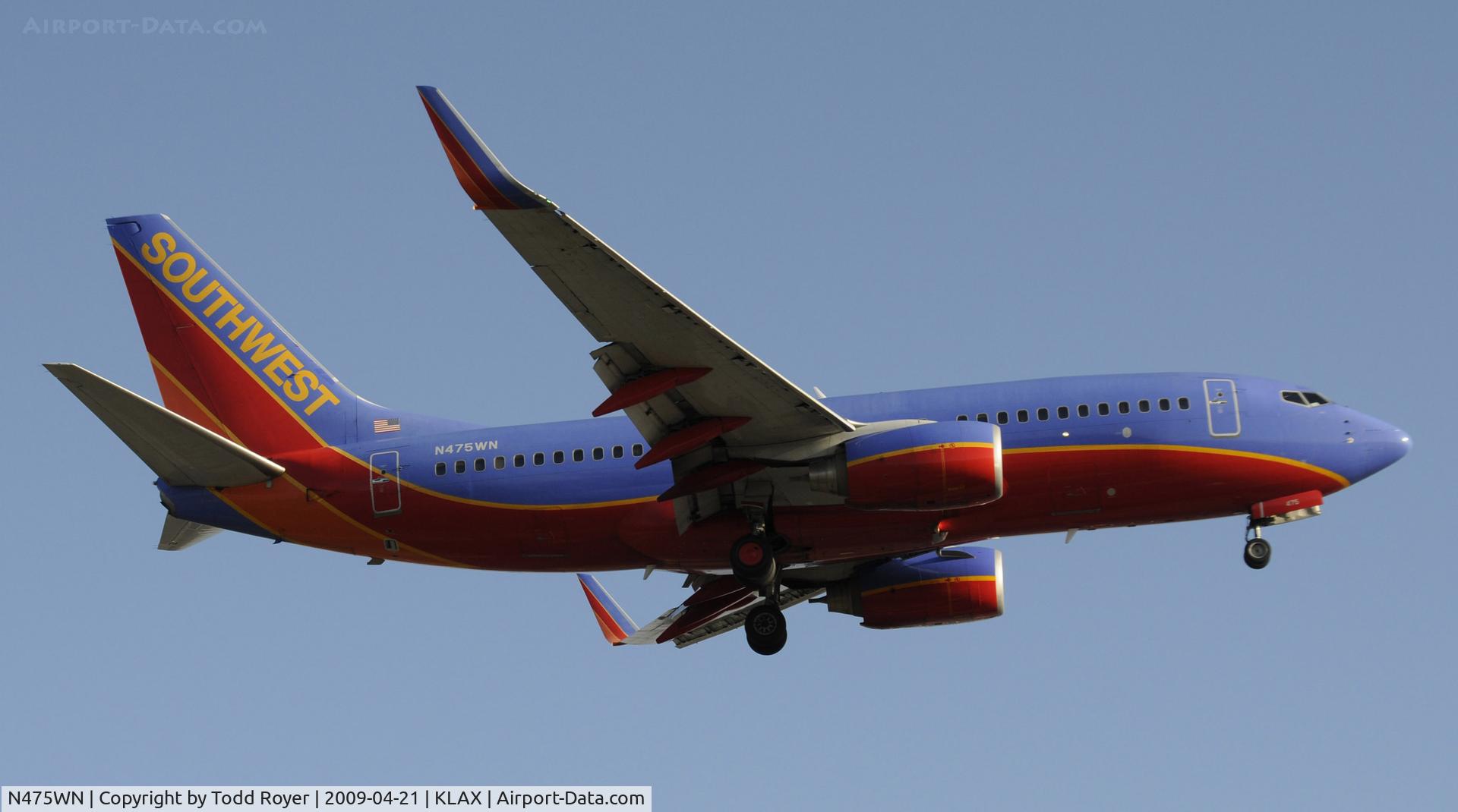 N475WN, 2004 Boeing 737-7H4 C/N 32474, Landing 24R at LAX