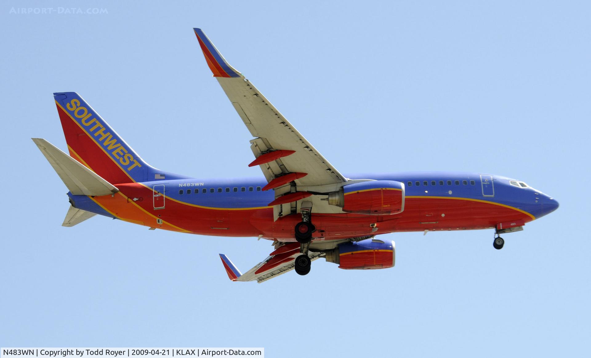 N483WN, 2004 Boeing 737-7H4 C/N 32472, Landing 24R at LAX