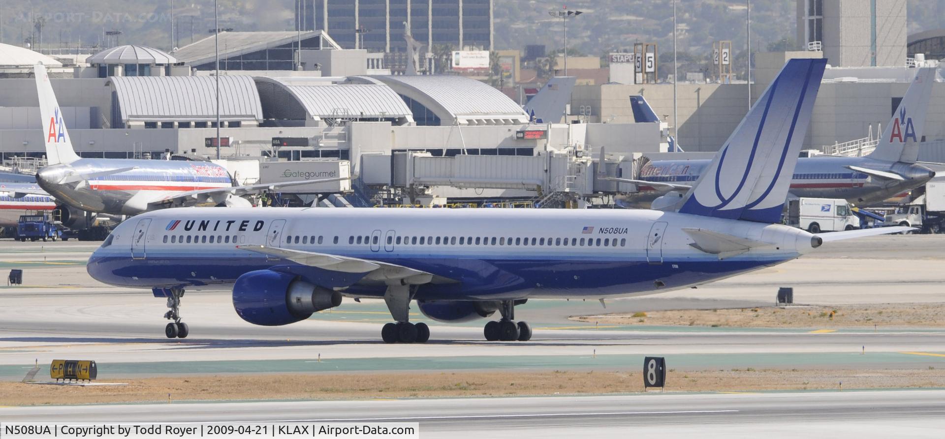 N508UA, 1990 Boeing 757-222 C/N 24744, Taxi to gate