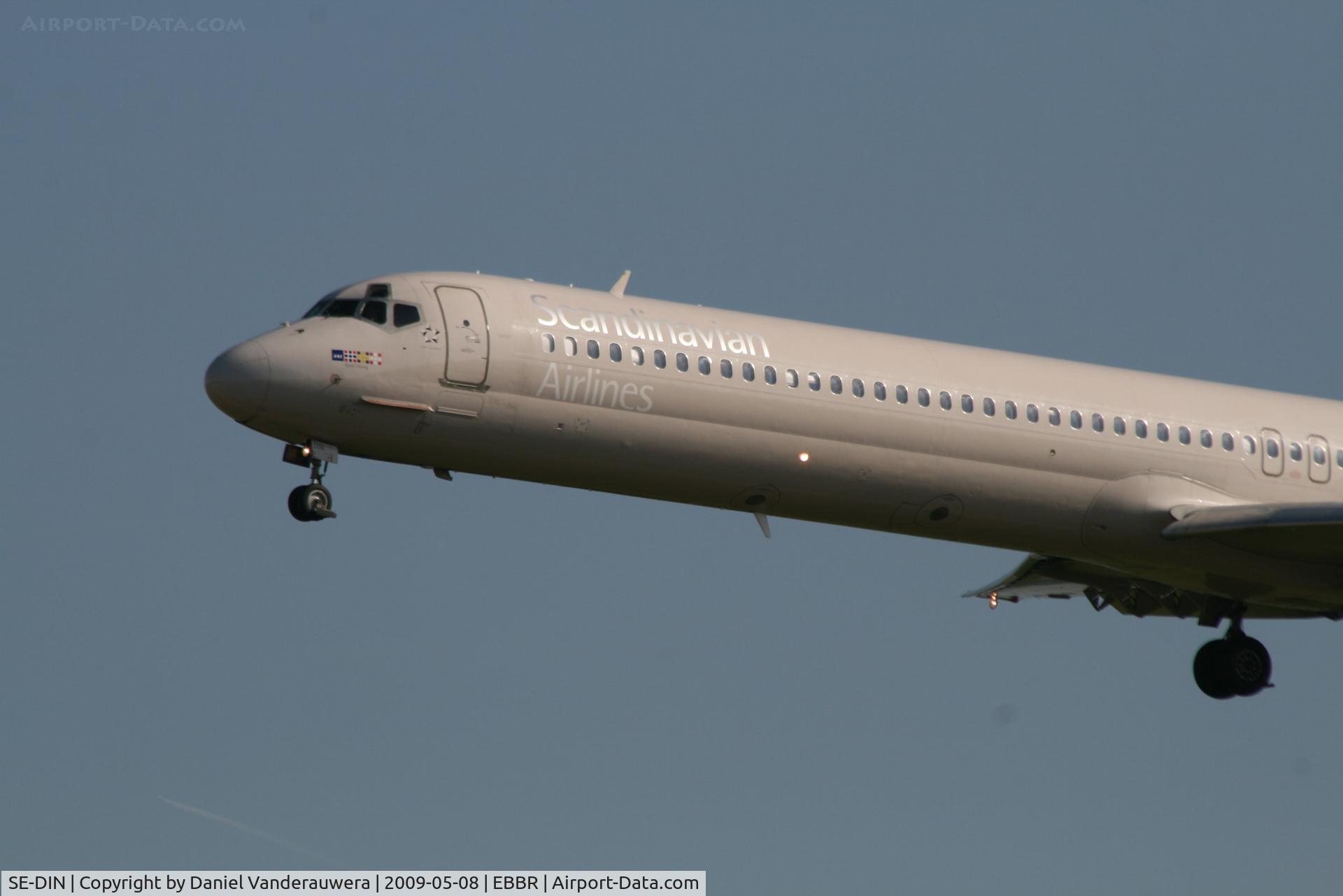 SE-DIN, 1990 McDonnell Douglas MD-82 (DC-9-82) C/N 49999, arrival of flight SK593 to rwy 25L