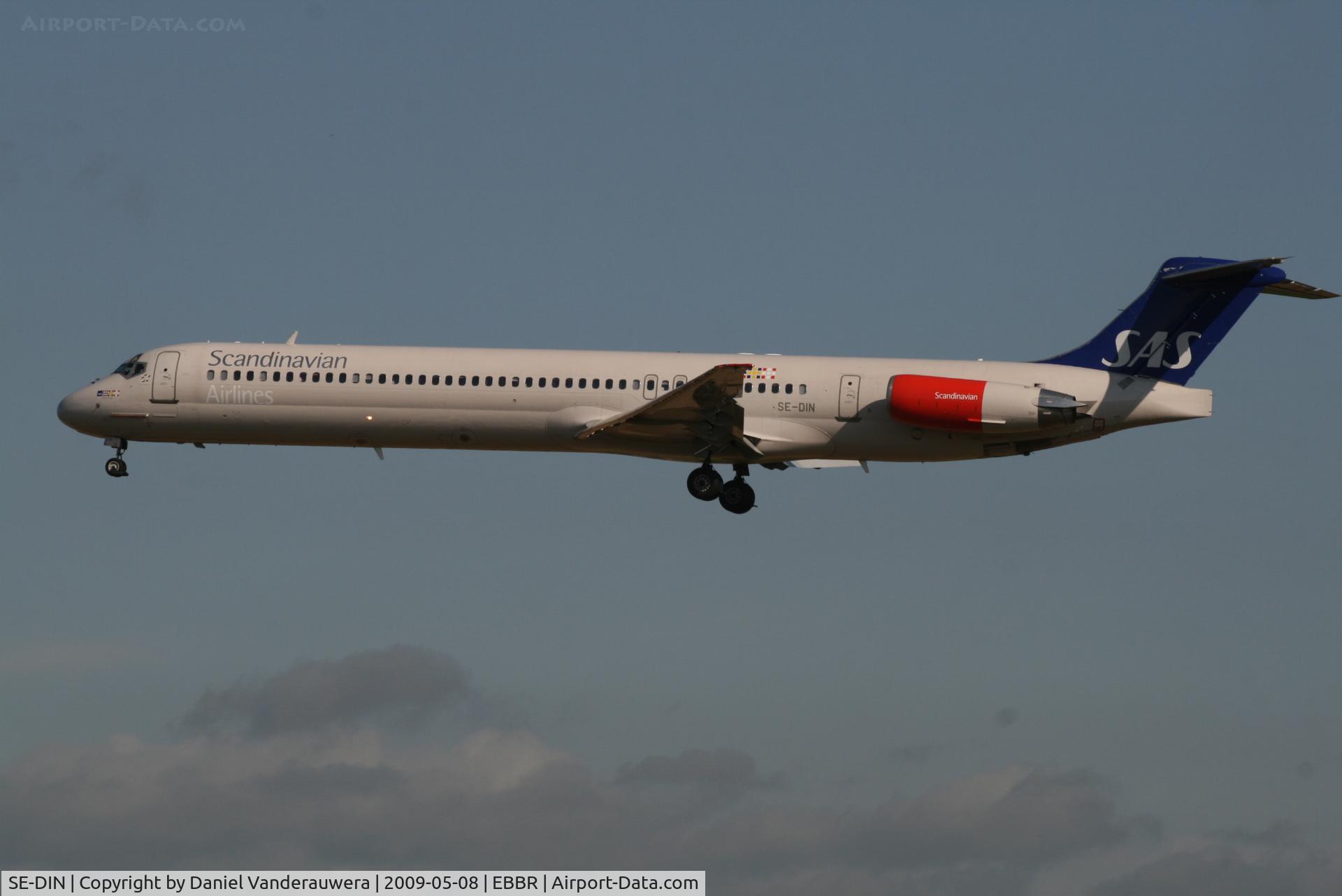 SE-DIN, 1990 McDonnell Douglas MD-82 (DC-9-82) C/N 49999, flight SK593 is descending to rwy 25L