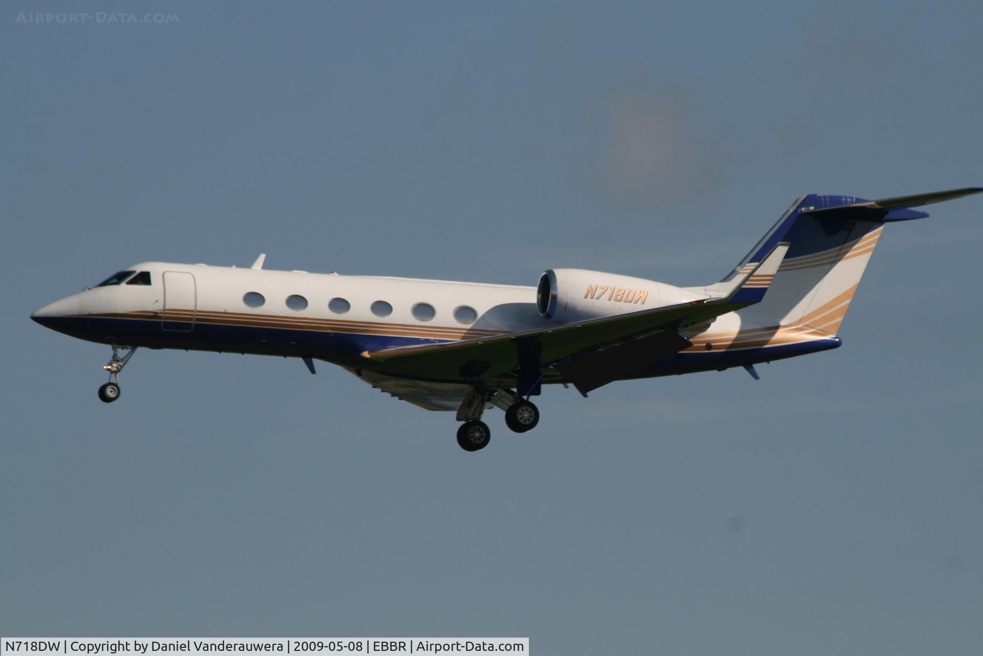 N718DW, 2001 Gulfstream Aerospace G-IV C/N 1442, descending to rwy 25L