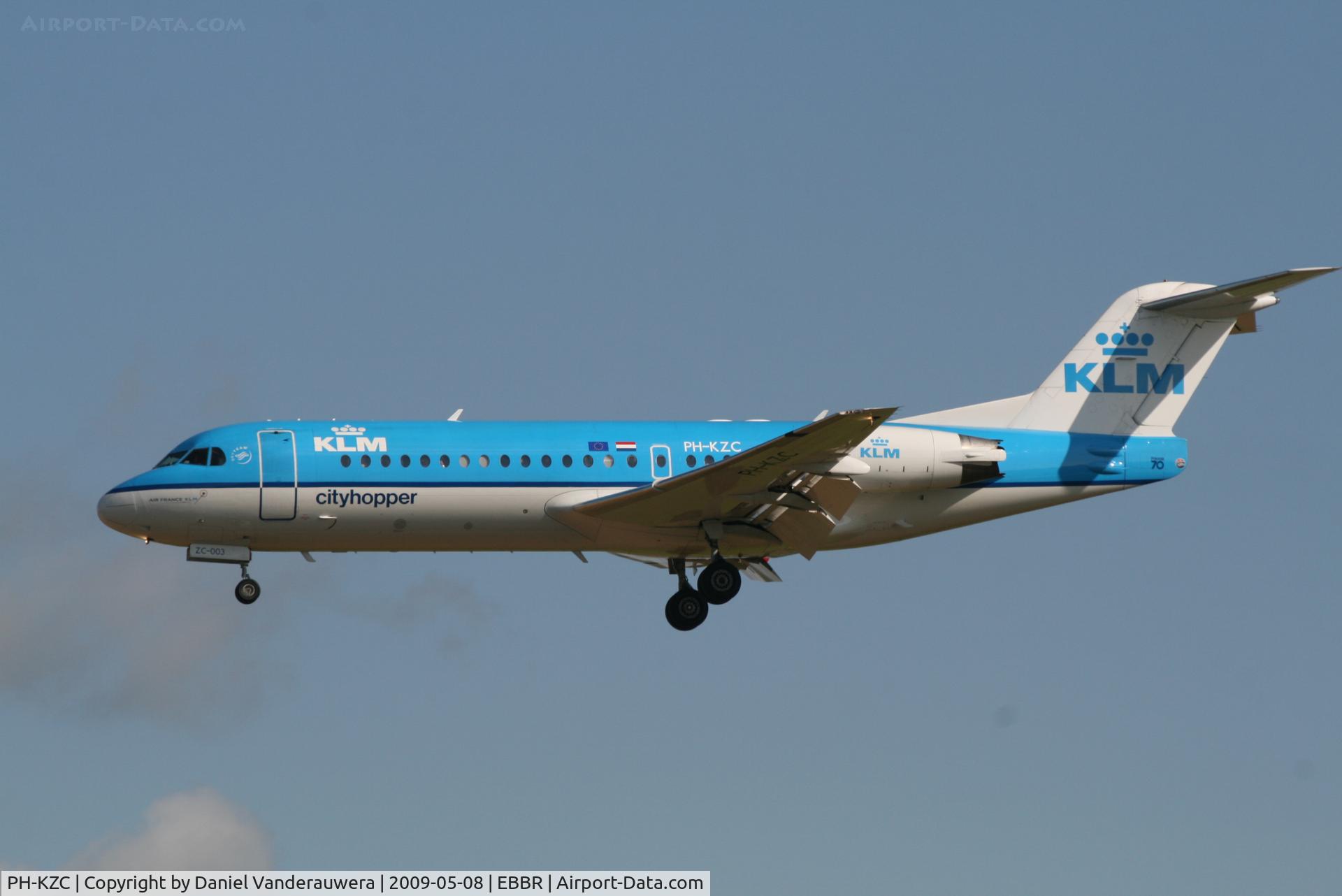 PH-KZC, 1996 Fokker 70 (F-28-0070) C/N 11566, flight KL1723 is descending to rwy 25L