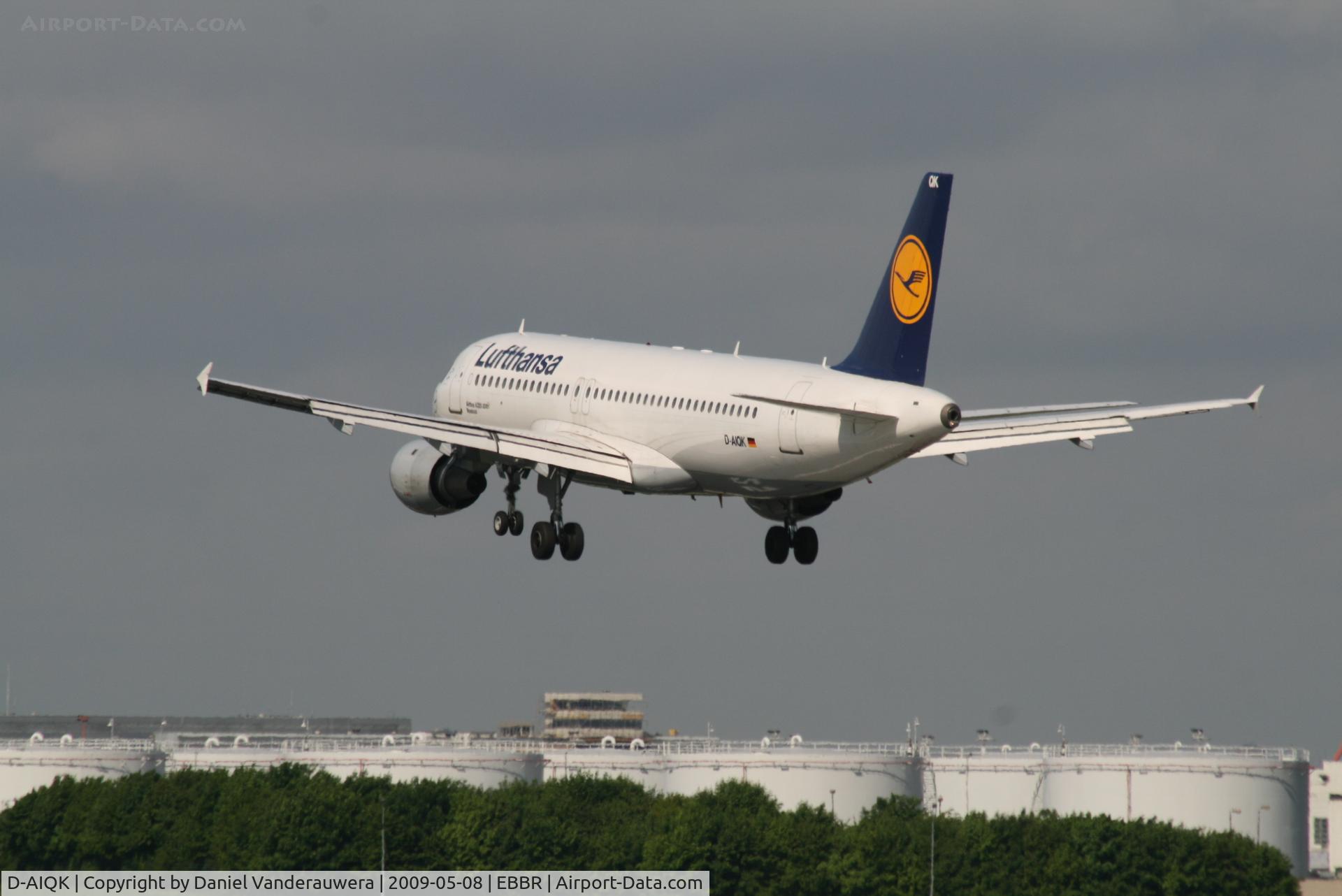 D-AIQK, 1991 Airbus A320-211 C/N 0218, flight LH4572 is descending to rwy 25L