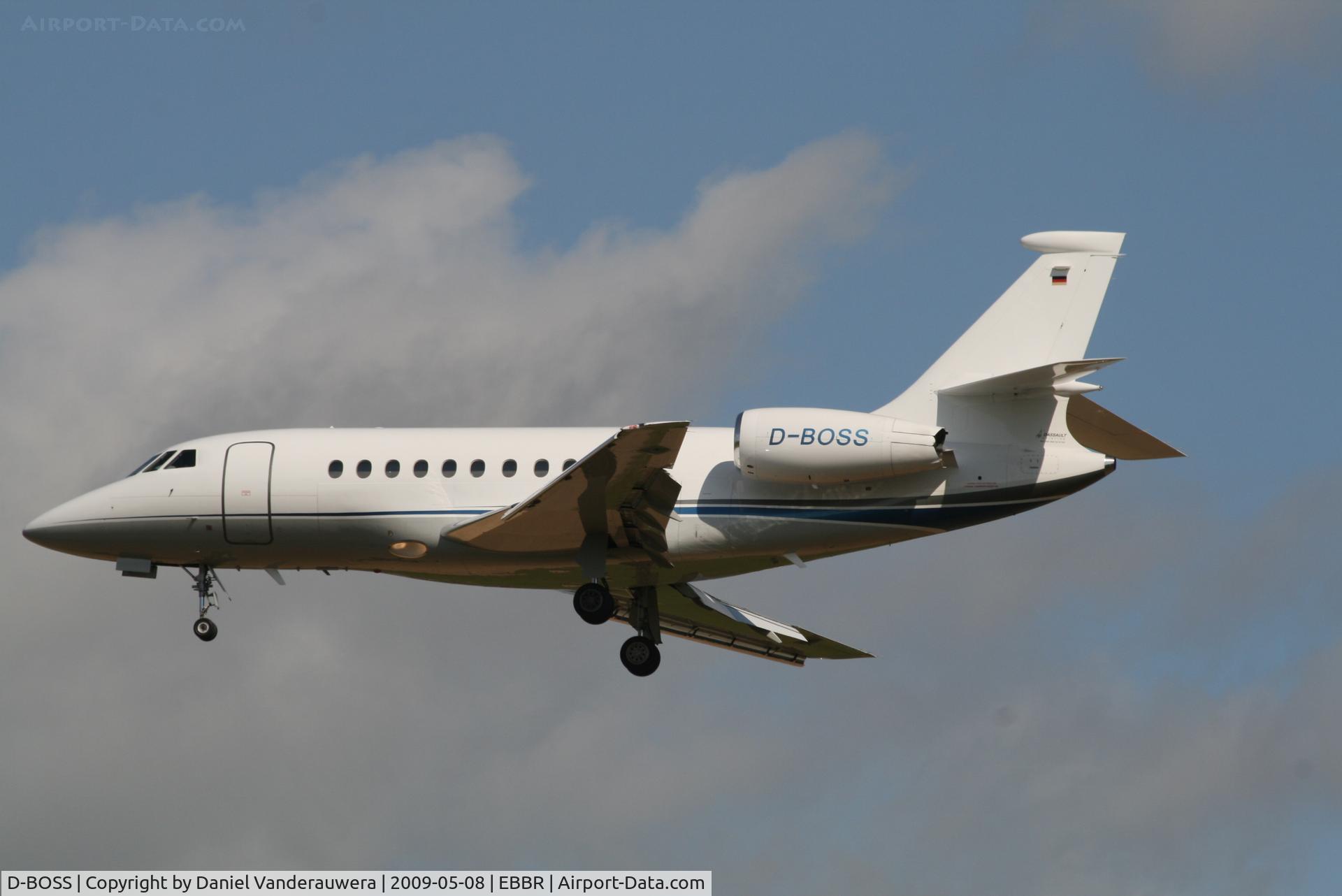 D-BOSS, 2004 Dassault Falcon 2000EX C/N 033, descending to rwy 25L