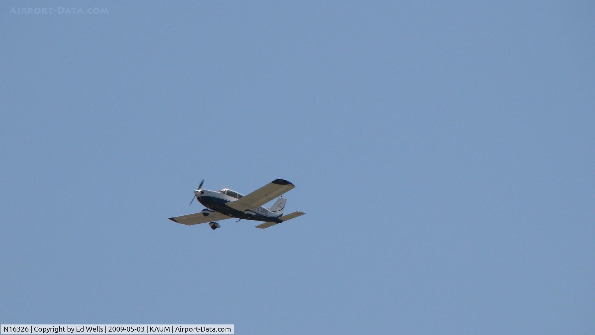 N16326, 1973 Piper PA-28-180 C/N 28-7305227, Flyby at AUm