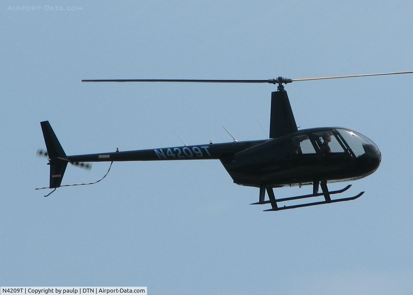 N4209T, 2009 Robinson R44 II C/N 12632, Landing at Downtown Shreveport.