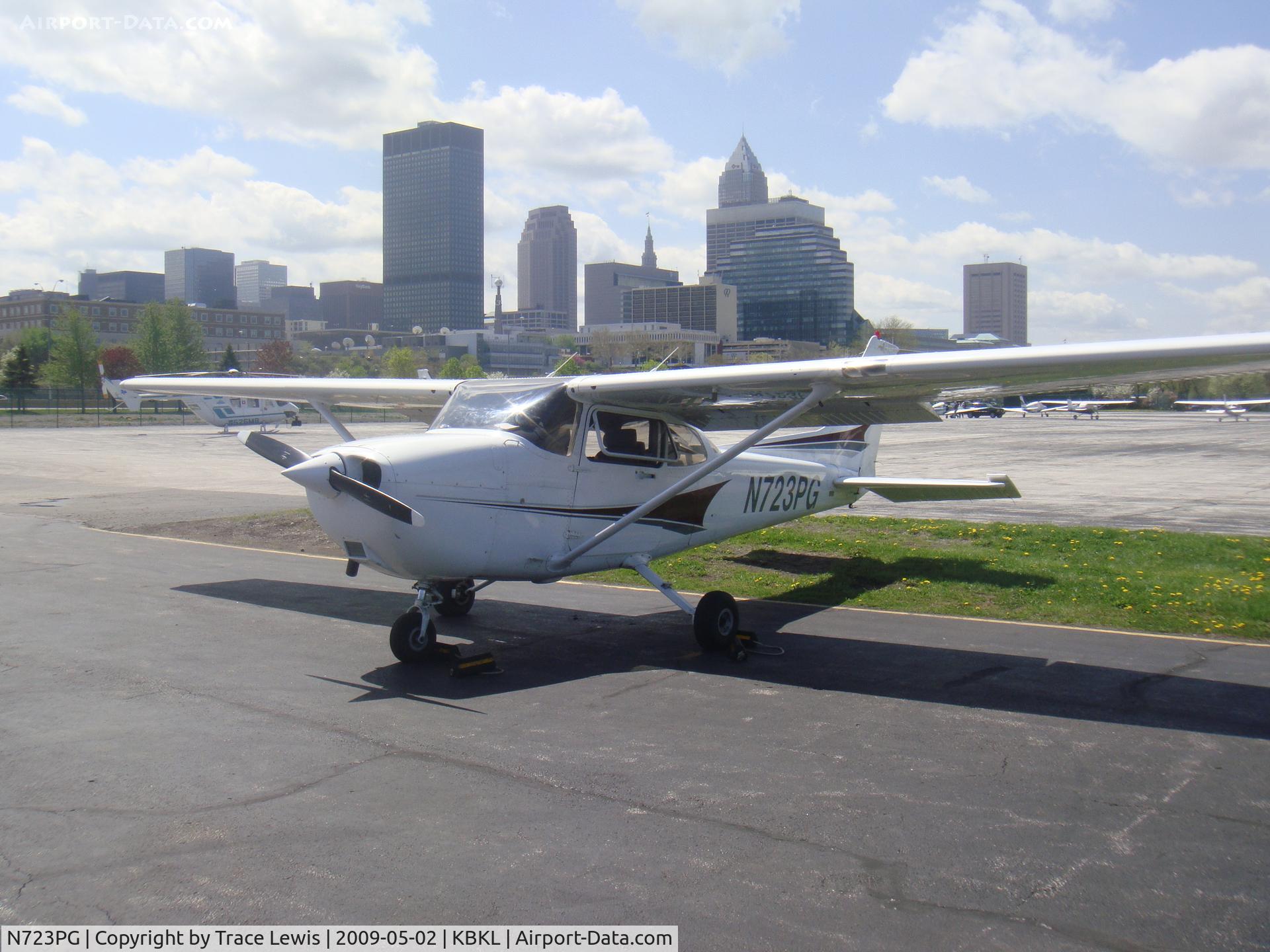 N723PG, 1998 Cessna 172R C/N 17280675, downtown cleveland