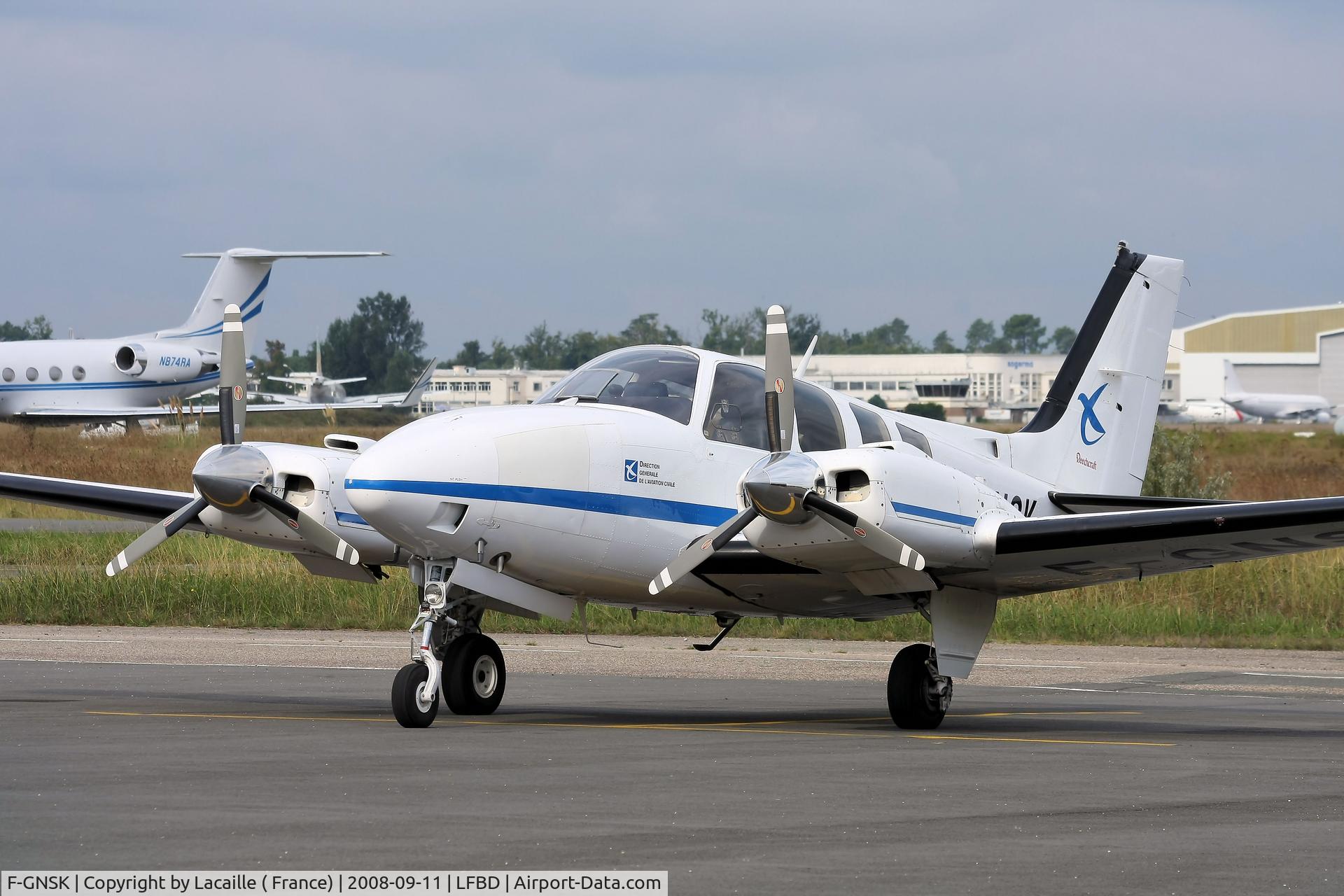 F-GNSK, Beech 58 Baron C/N TH-2004, Sur parking Bordeaux-Mérignac