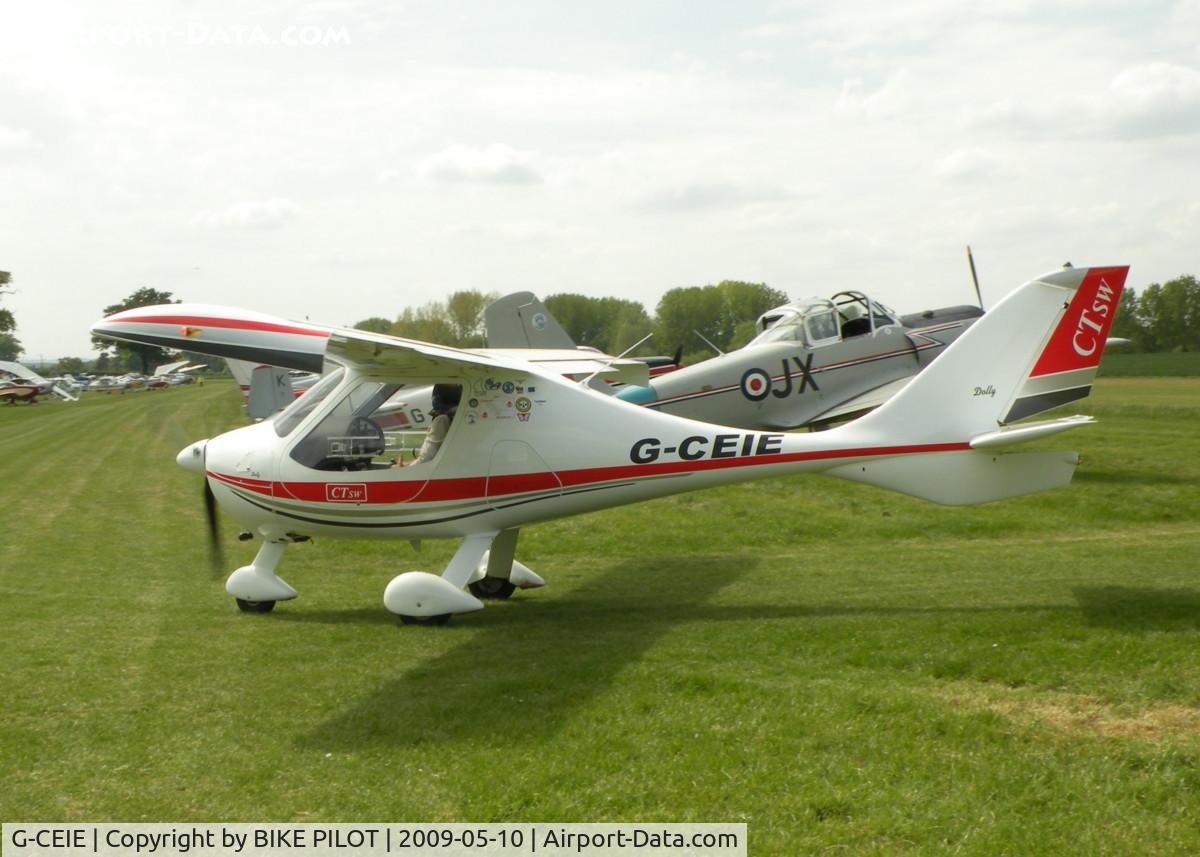 G-CEIE, 2006 Flight Design CTSW C/N 8243, TAXYING TO THE AIRCRAFT PARK BRIMPTON FLY-IN