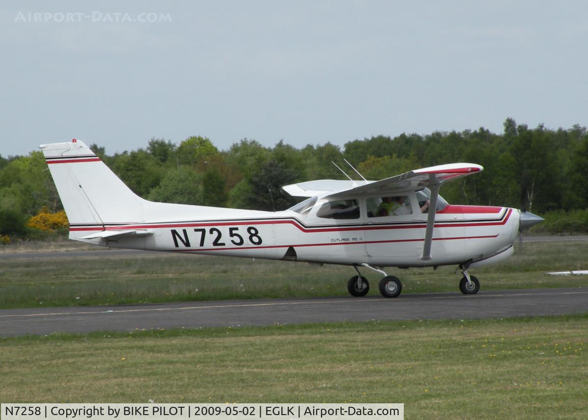 N7258, 1980 Cessna 172RG Cutlass RG C/N 172RG-0508, TAXYING TOWARDS THE PUMPS