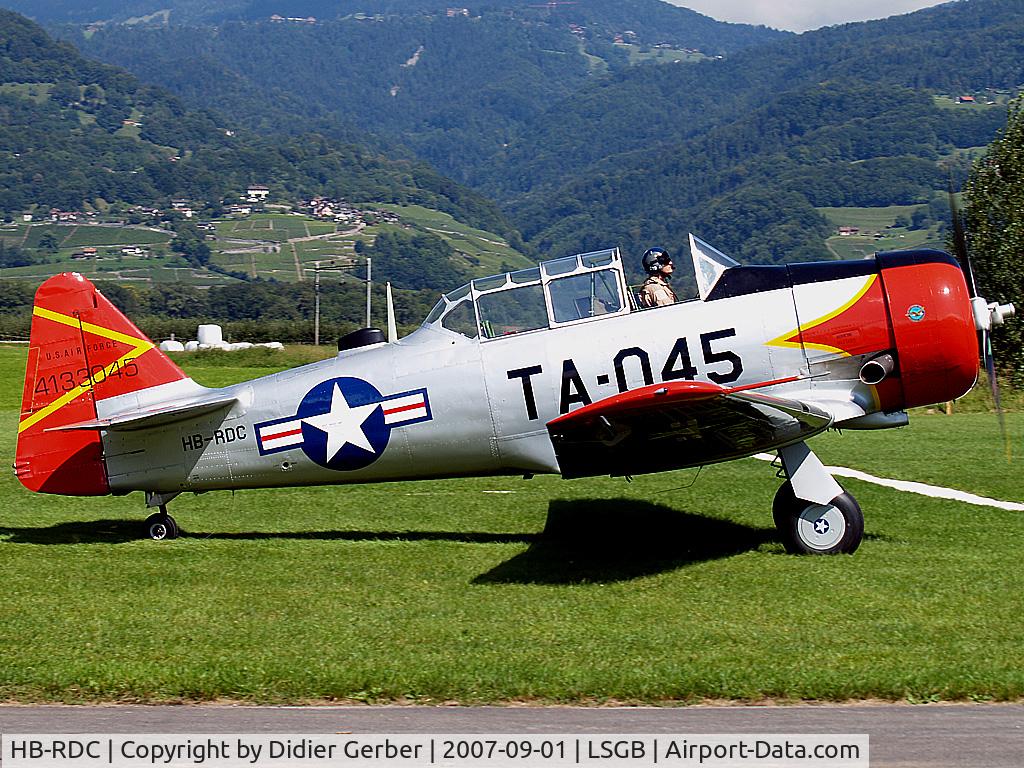 HB-RDC, North American T-6G Texan C/N 182-38, Flying display at Bex'07