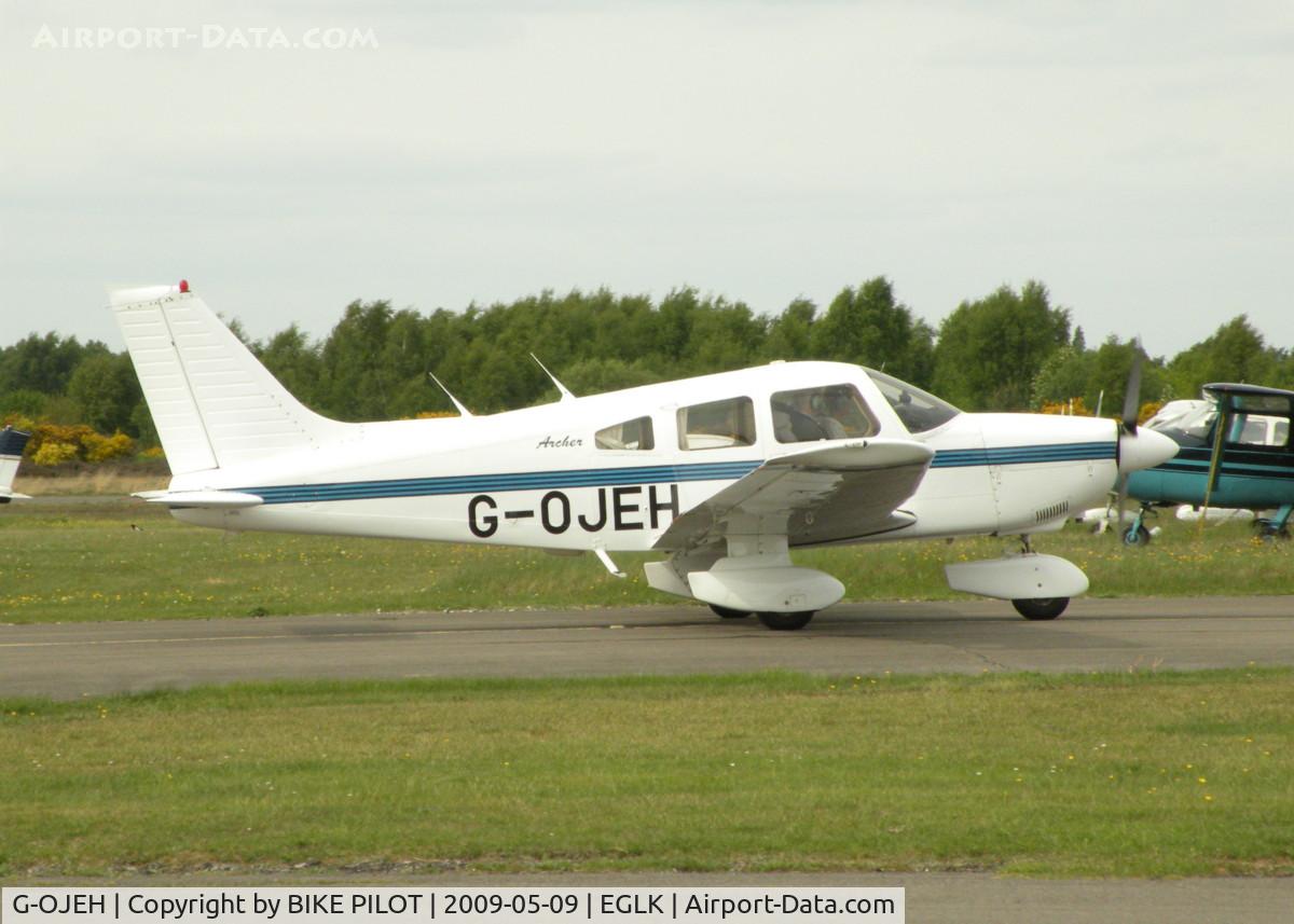 G-OJEH, 1986 Piper PA-28-181 Cherokee Archer II C/N 28-8690051, TAXYING PAST THE CAFE