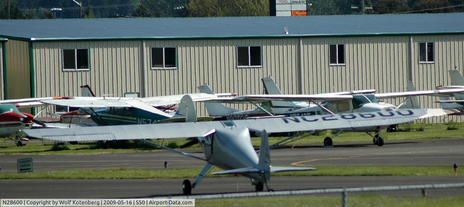 N28600, 1940 Luscombe 8A C/N 1429, performing pre flight checks