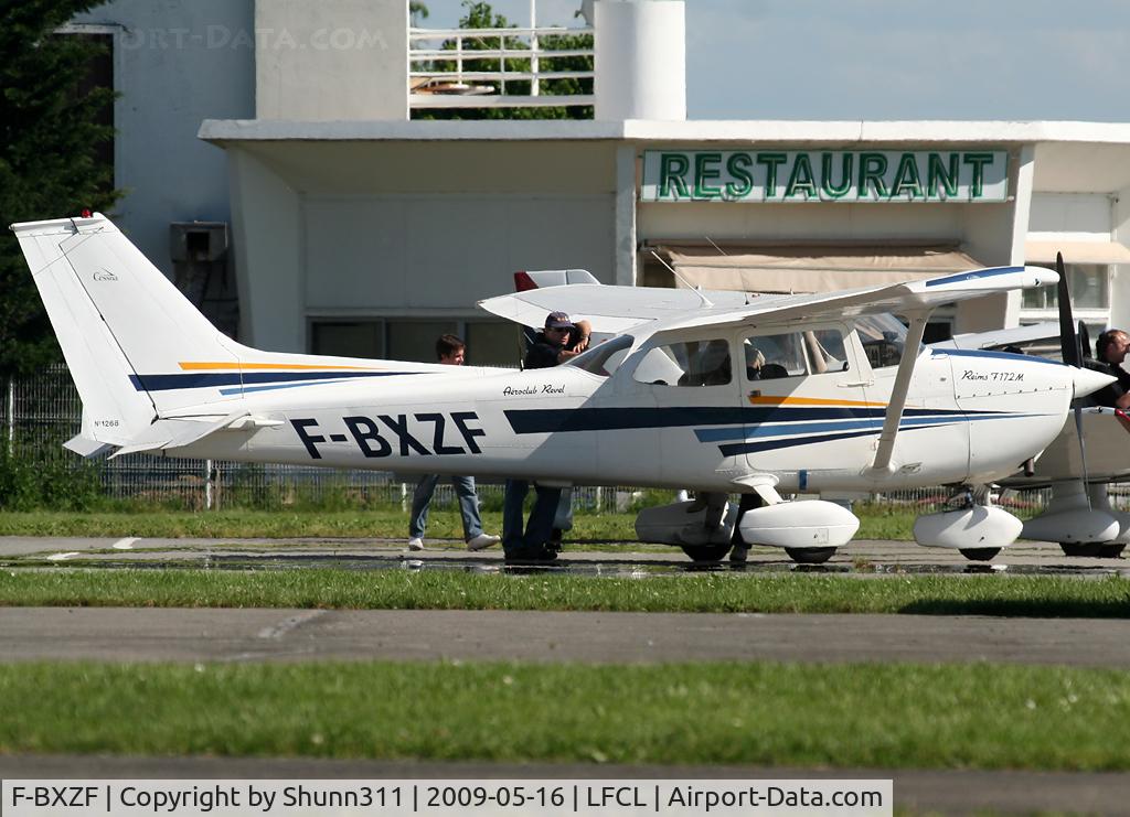 F-BXZF, Reims F172M Skyhawk Skyhawk C/N 1268, Parked near the tower control...