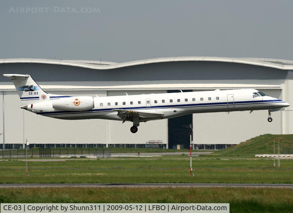 CE-03, 2001 Embraer ERJ-145LR (EMB-145LR) C/N 145526, Landing rwy 14R with additional 60th anniversary of 15th wing logo