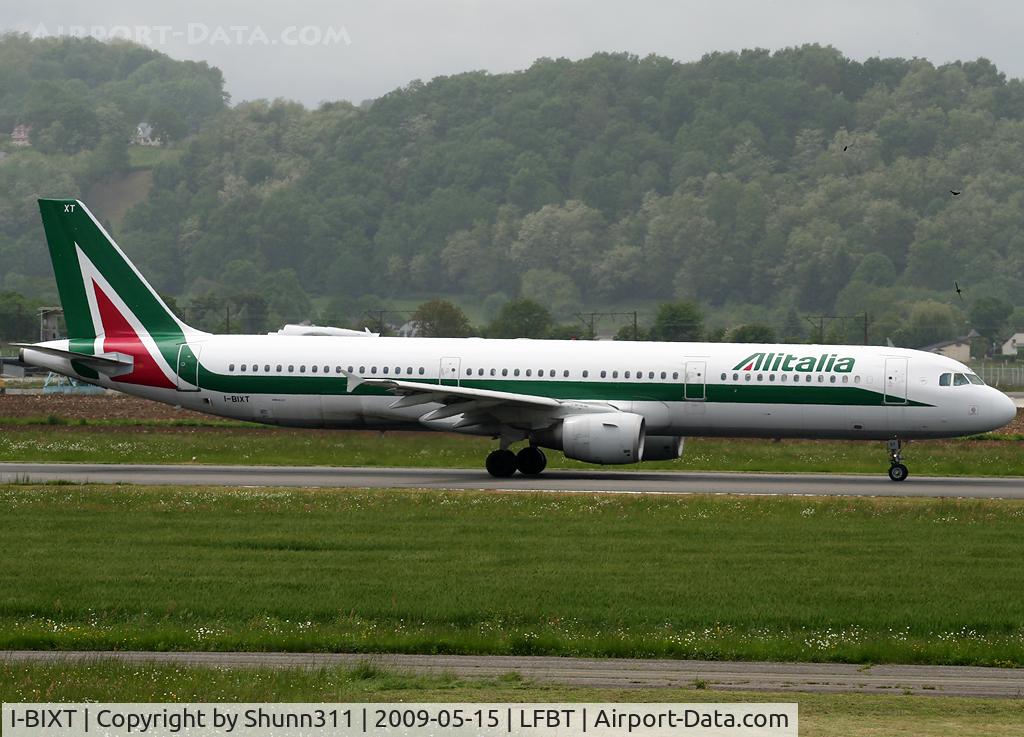 I-BIXT, 1998 Airbus A321-112 C/N 765, Taxiing holding point rwy 20 for departure...