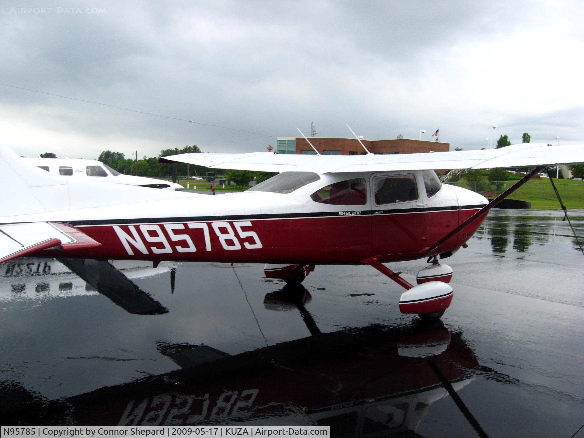N95785, 1978 Cessna 182Q Skylane C/N 18266630, C182 on ramp