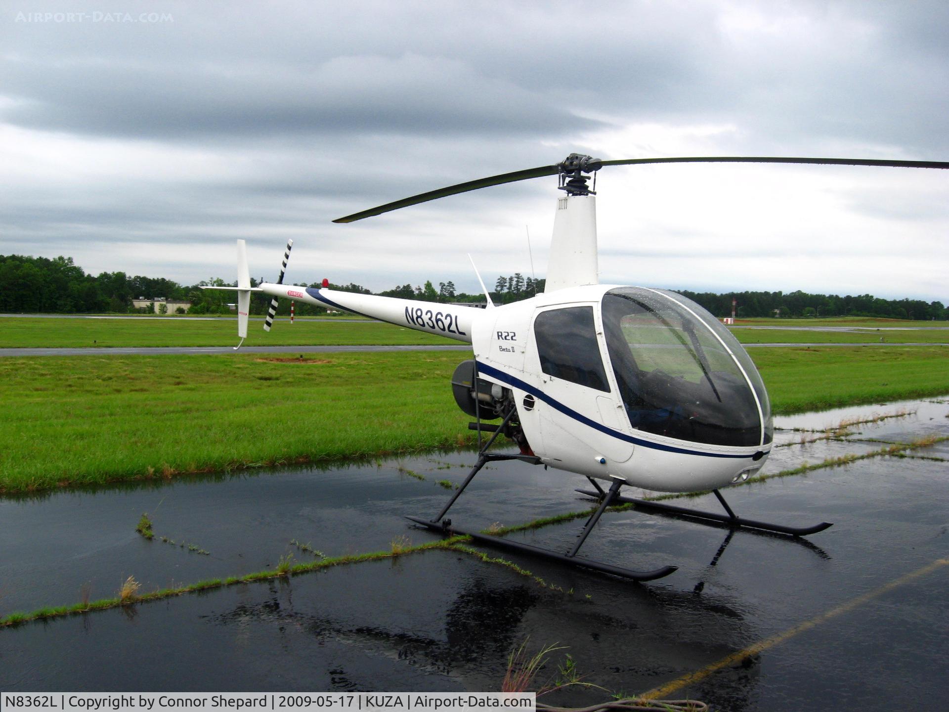 N8362L, 1997 Robinson R22 Beta C/N 2642, R22 on ramp