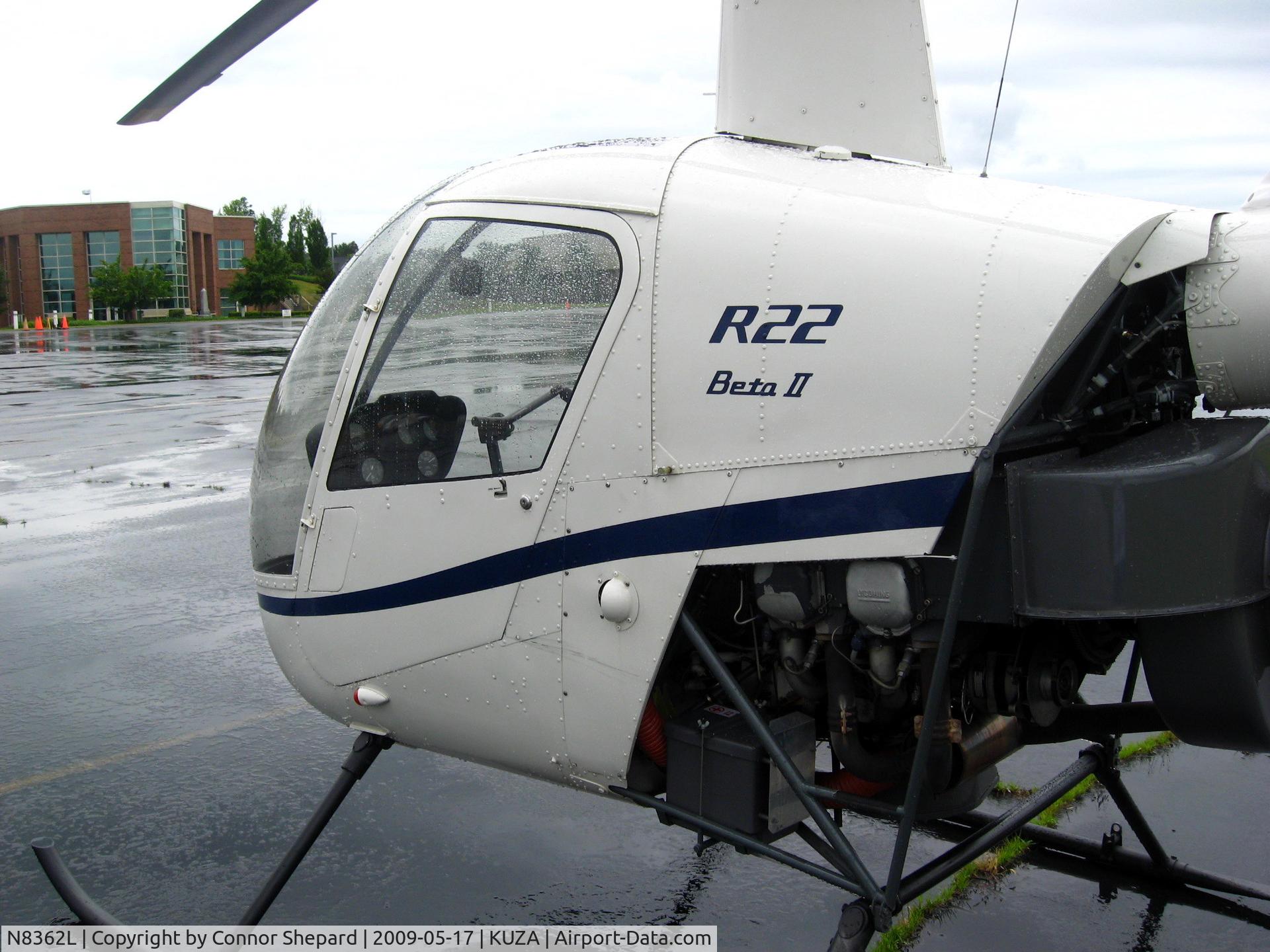 N8362L, 1997 Robinson R22 Beta C/N 2642, R22 on ramp