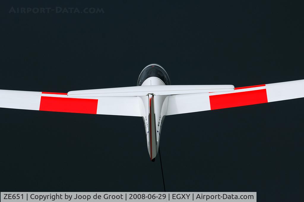 ZE651, Grob G-103A Viking TX1 C/N 33999-K-232, launch of a glider against the backdrop of an upcoming thunderstorm