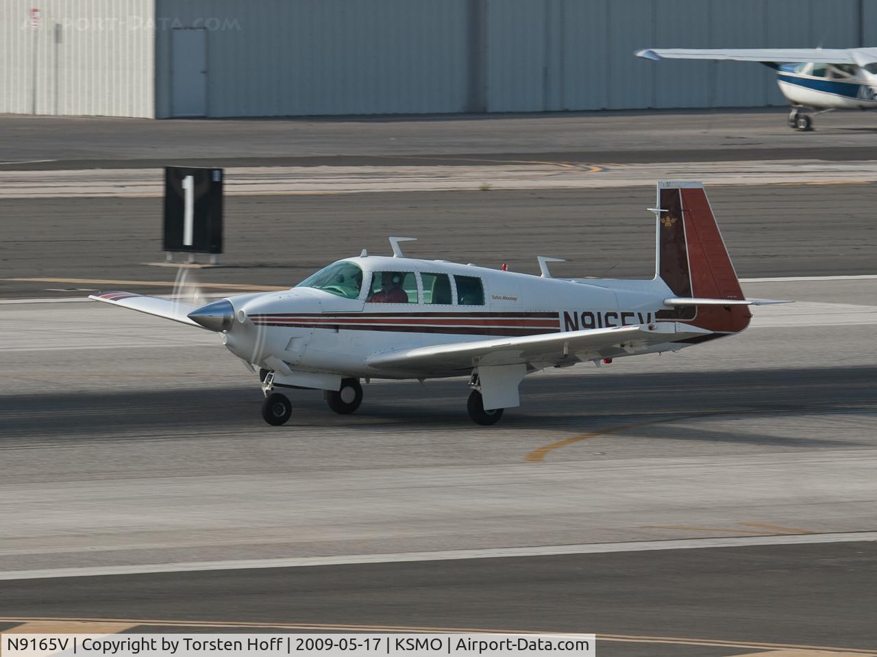 N9165V, 1969 Mooney M20F Executive C/N 690041, N9165V departing from RWY 21