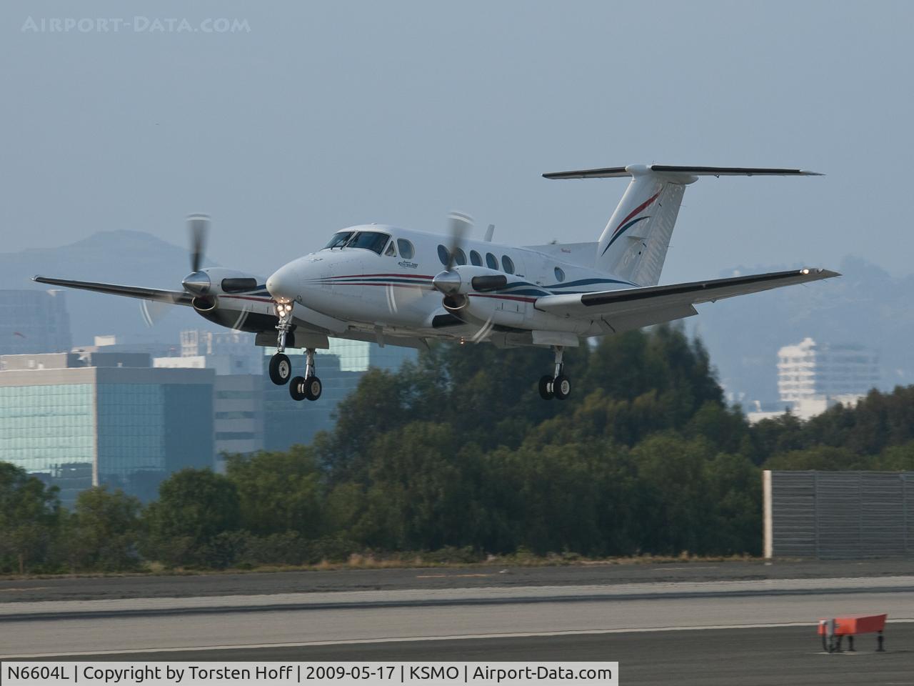 N6604L, 1983 Beech B200 King Air C/N BB-1121, N6604L arriving on RWY 21