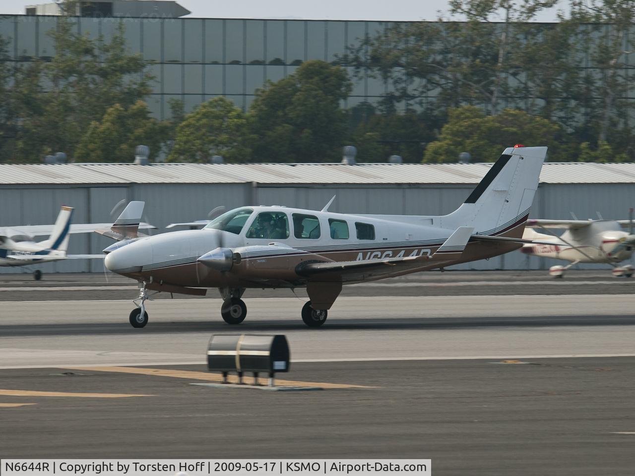 N6644R, 1974 Beech 58 Baron C/N TH-544, N6644R departing from RWY 21