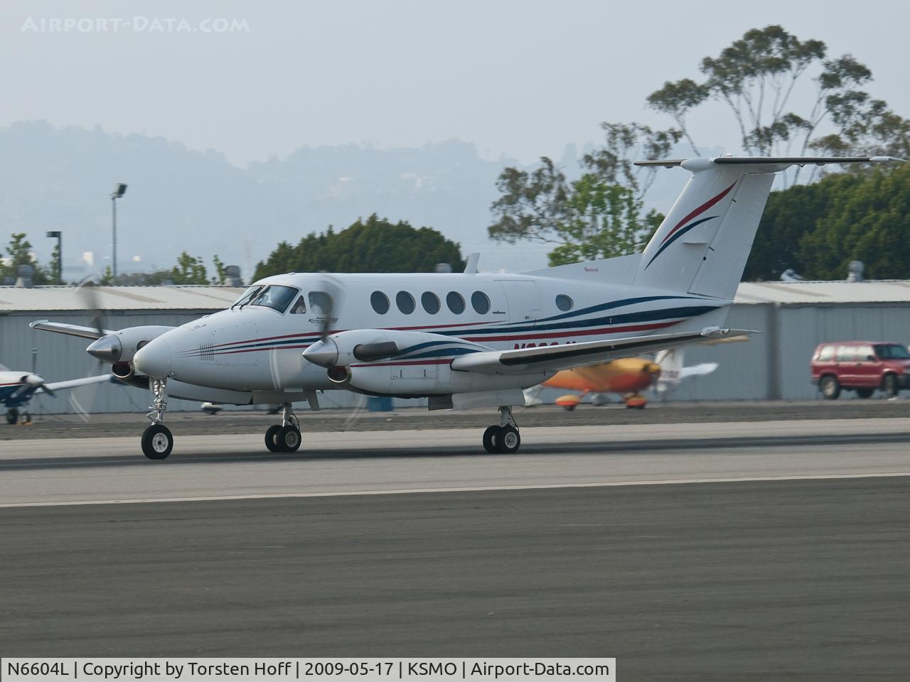 N6604L, 1983 Beech B200 King Air C/N BB-1121, N6604L departing from RWY 21