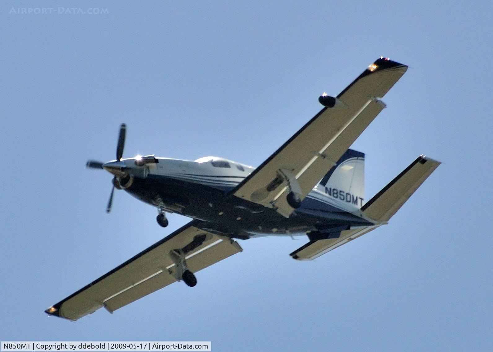 N850MT, Socata TBM-700 C/N 489, N850MT flying overhead at Shoreline Lake in Mountain View, CA