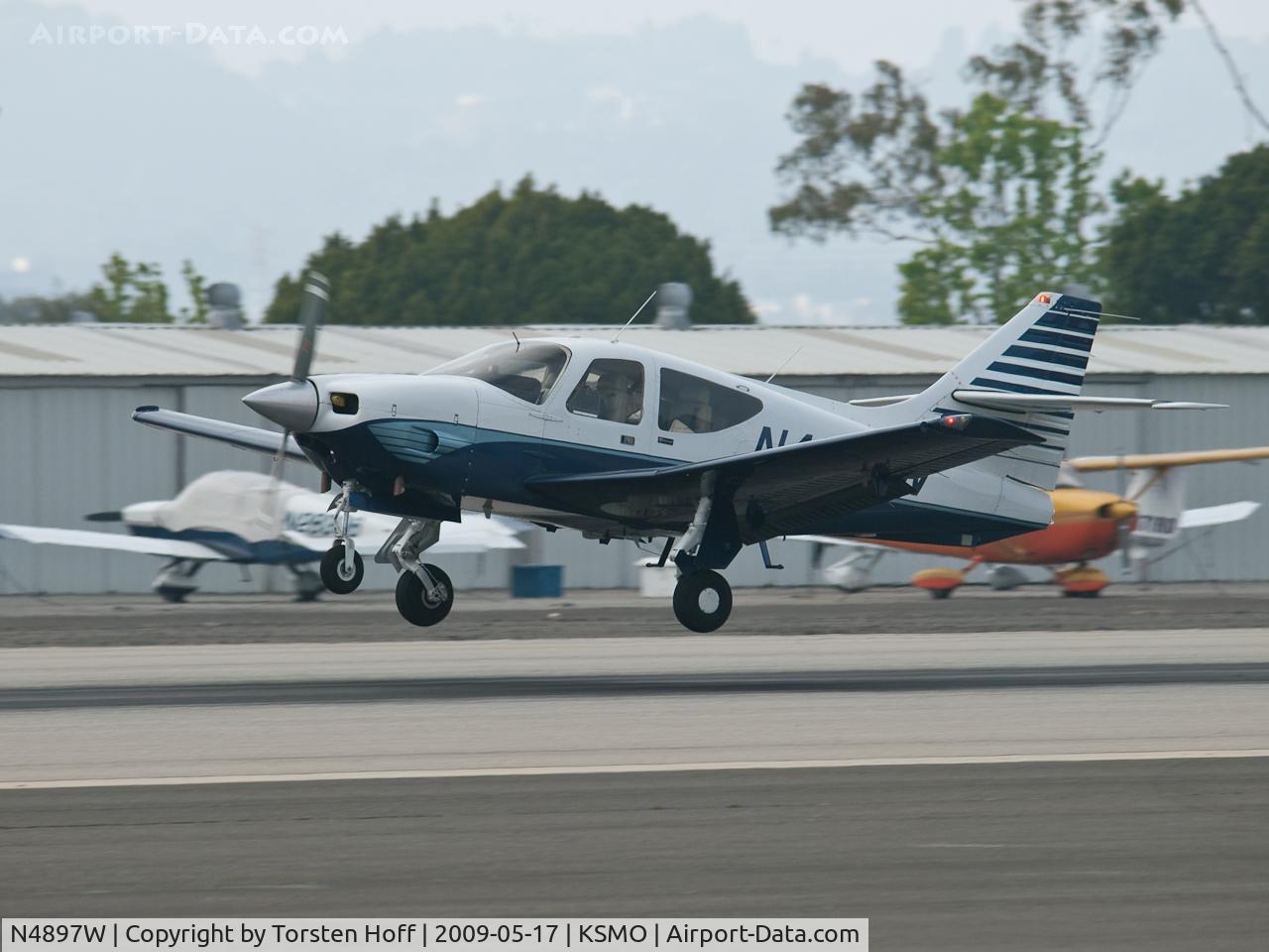 N4897W, 1977 Rockwell International 114 Commander C/N 14227, N4897W arriving on RWY 21