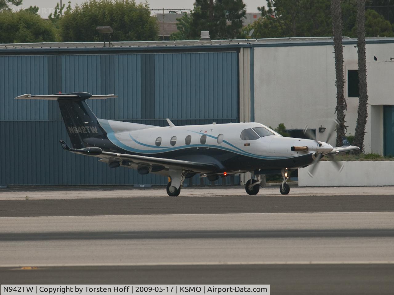 N942TW, 2005 Pilatus PC-12/45 C/N 636, N942TW taxiing